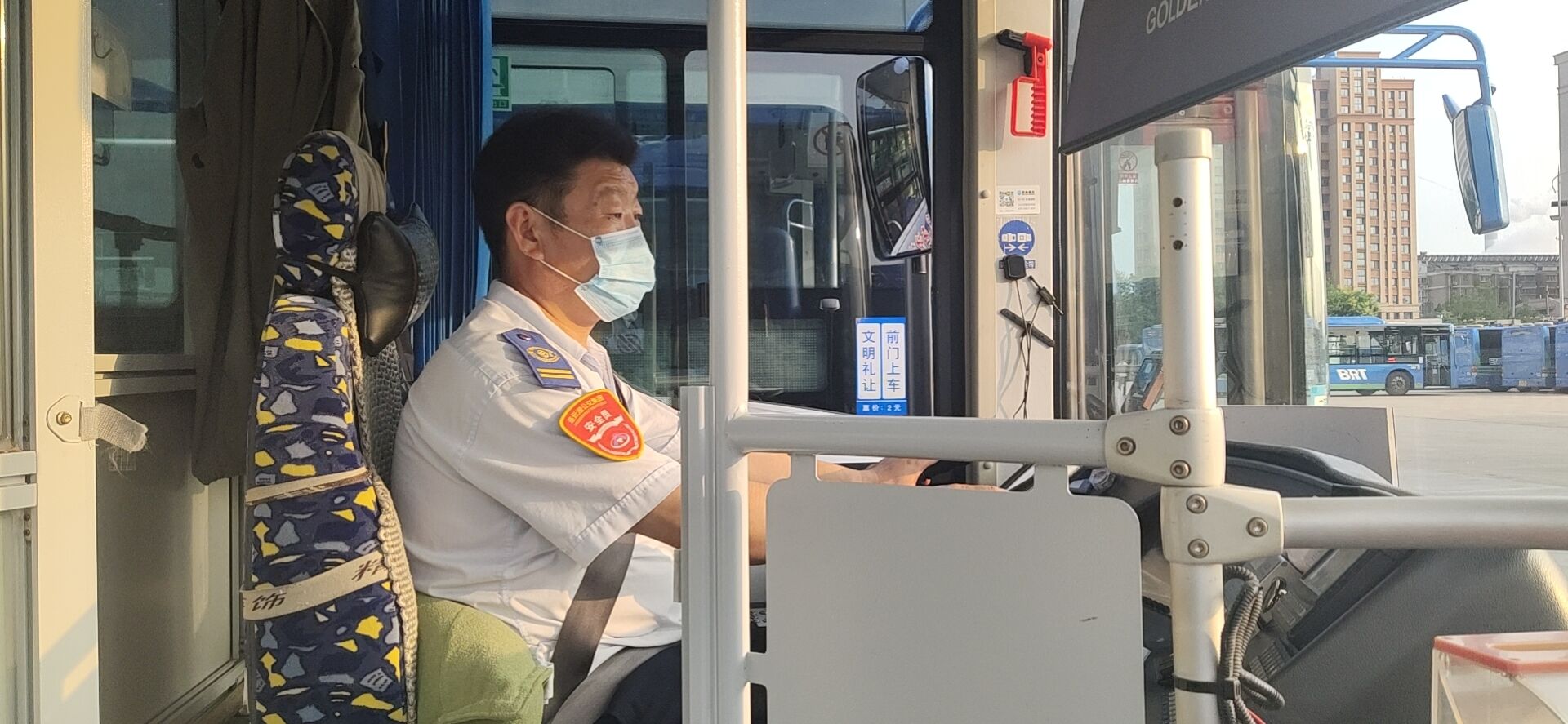 公交事業(yè)一部7路駕駛員趙海軍拾金不昧受表?yè)P(yáng)