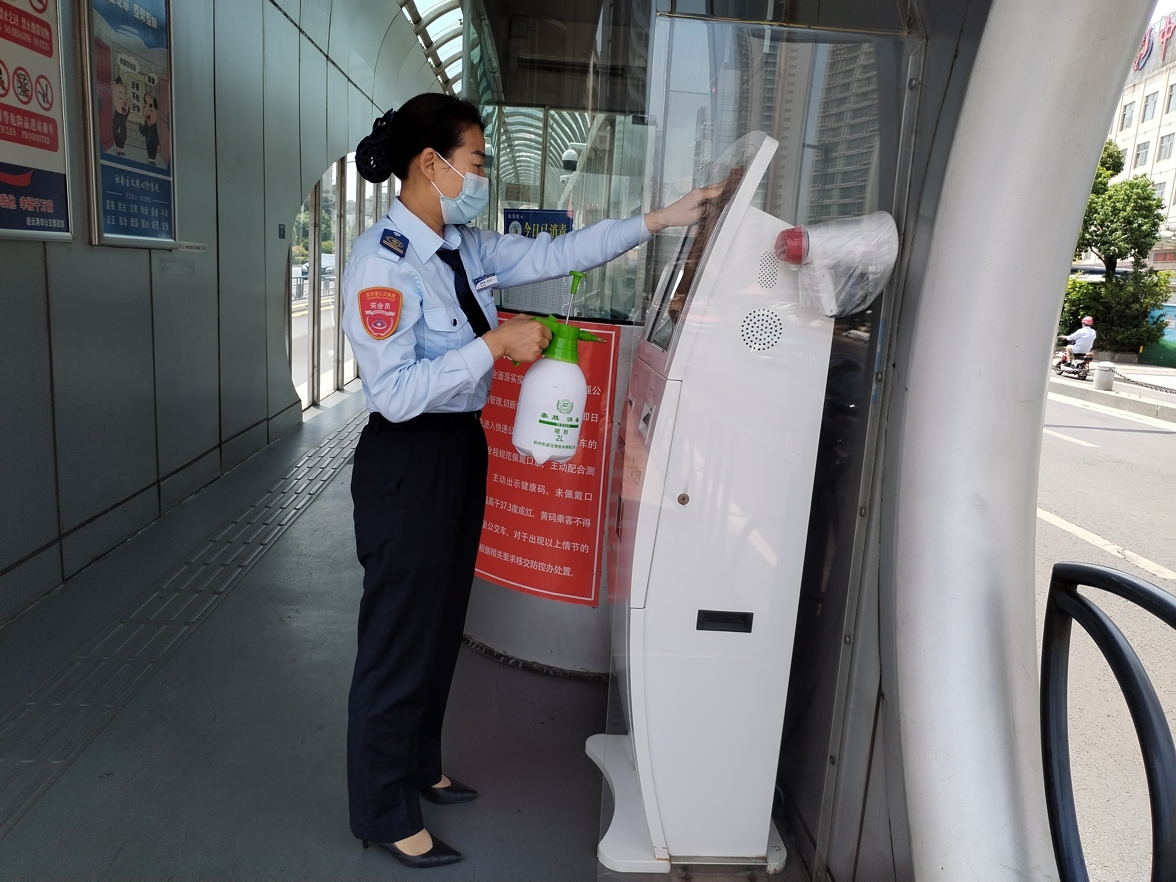 快速公交事業(yè)部站務(wù)員陳新梅拾金不昧獲乘客表?yè)P(yáng)