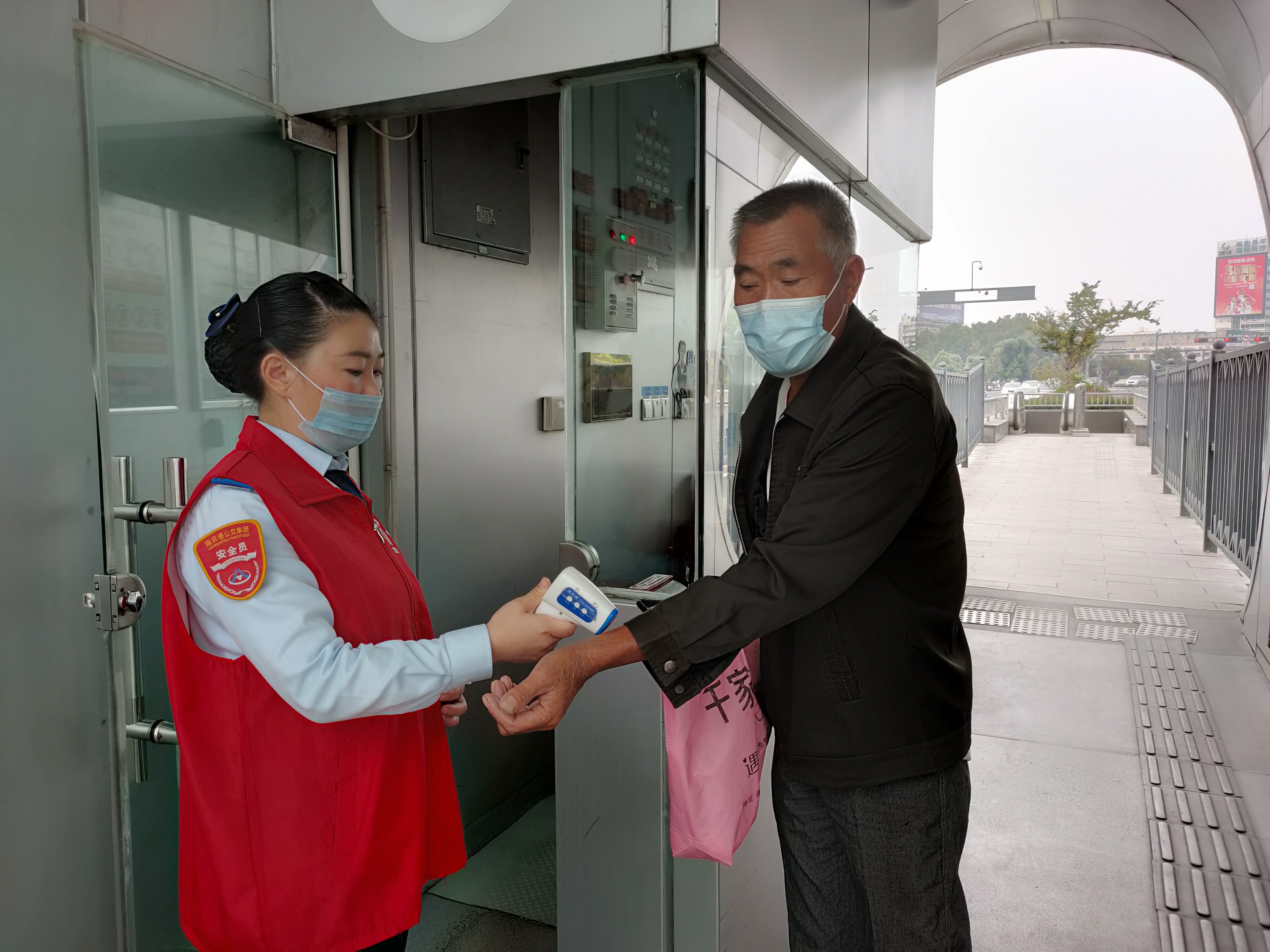 快速公交事業(yè)部站務(wù)員孫楠幫助乘客找到丟失的手機(jī)，乘客贈(zèng)送奶茶表示感謝