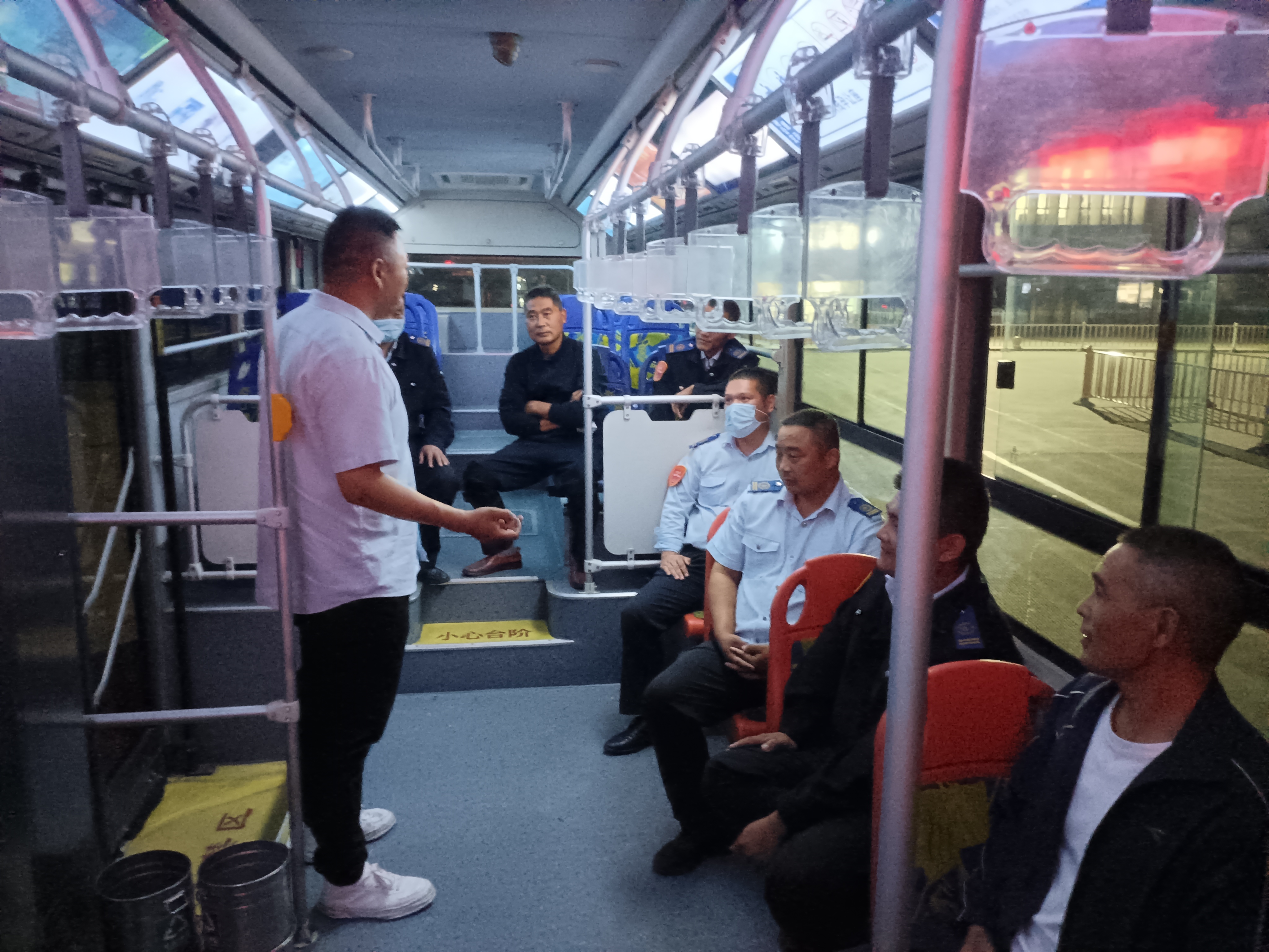 公交集團(tuán)公交事業(yè)二部開展國慶節(jié)前場(chǎng)站夜間專項(xiàng)檢查