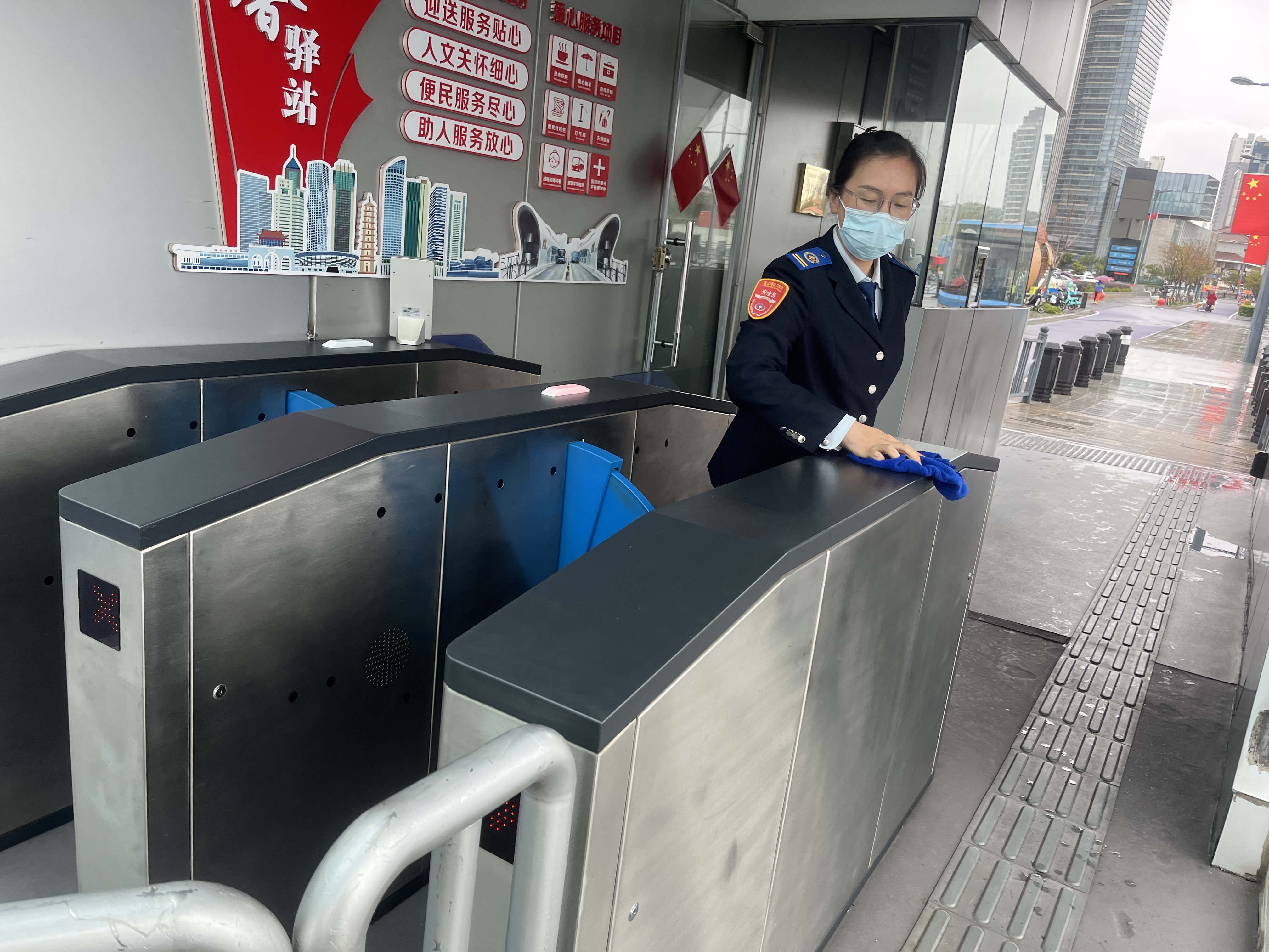 站務(wù)員江黛拾金不昧獲點(diǎn)贊