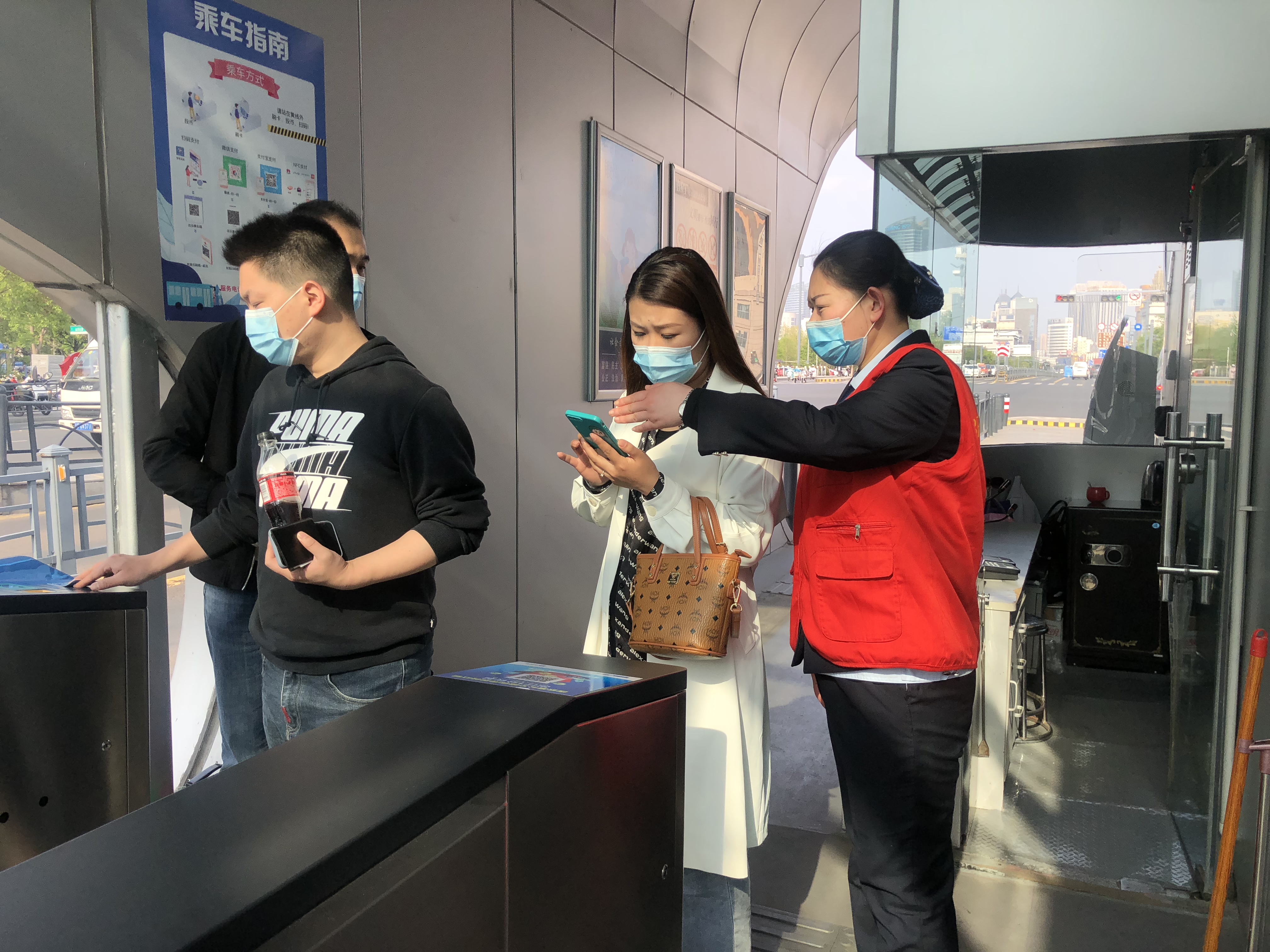 快速公交事業(yè)部站務(wù)員張議丹、曹興鑫幫助乘客找回丟失校服獲感謝