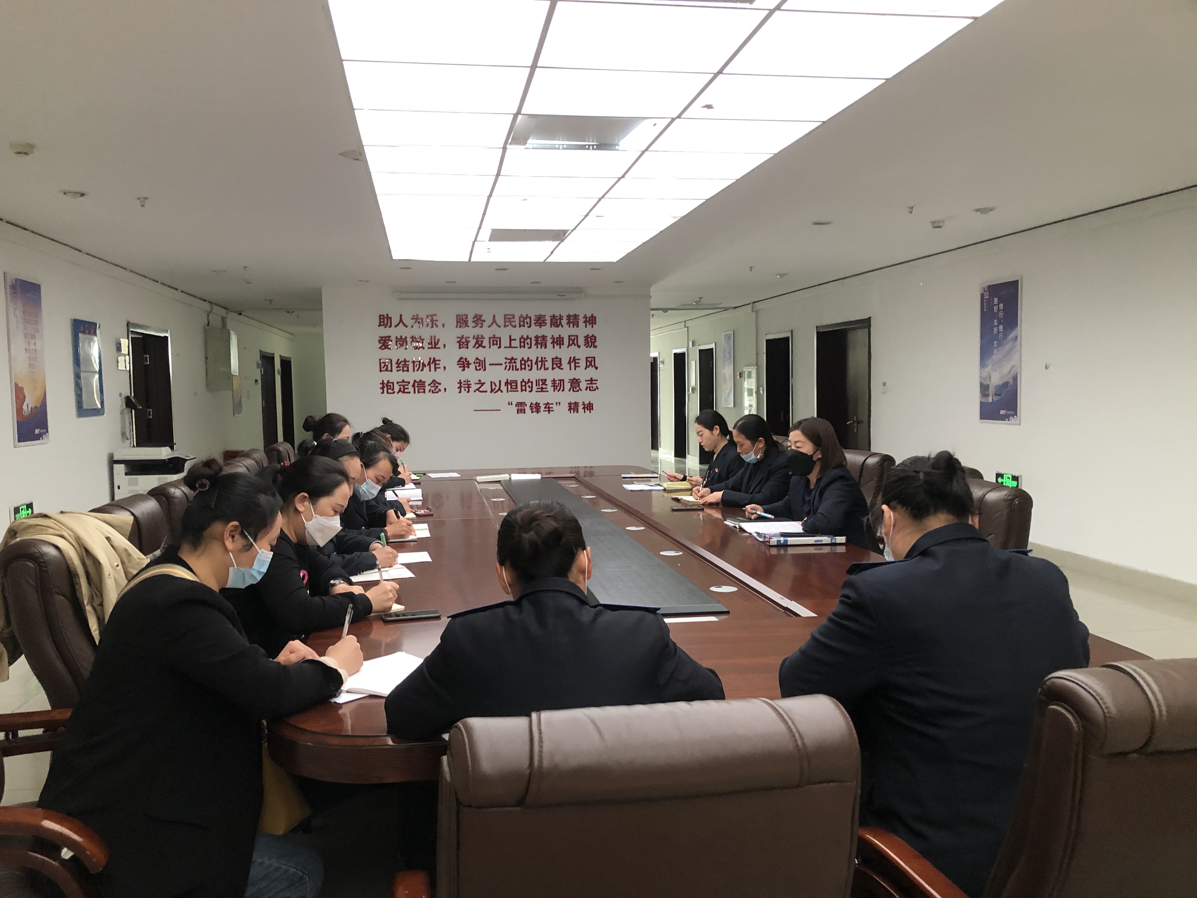 公交集團快速公交事業部召開站務班組長會議