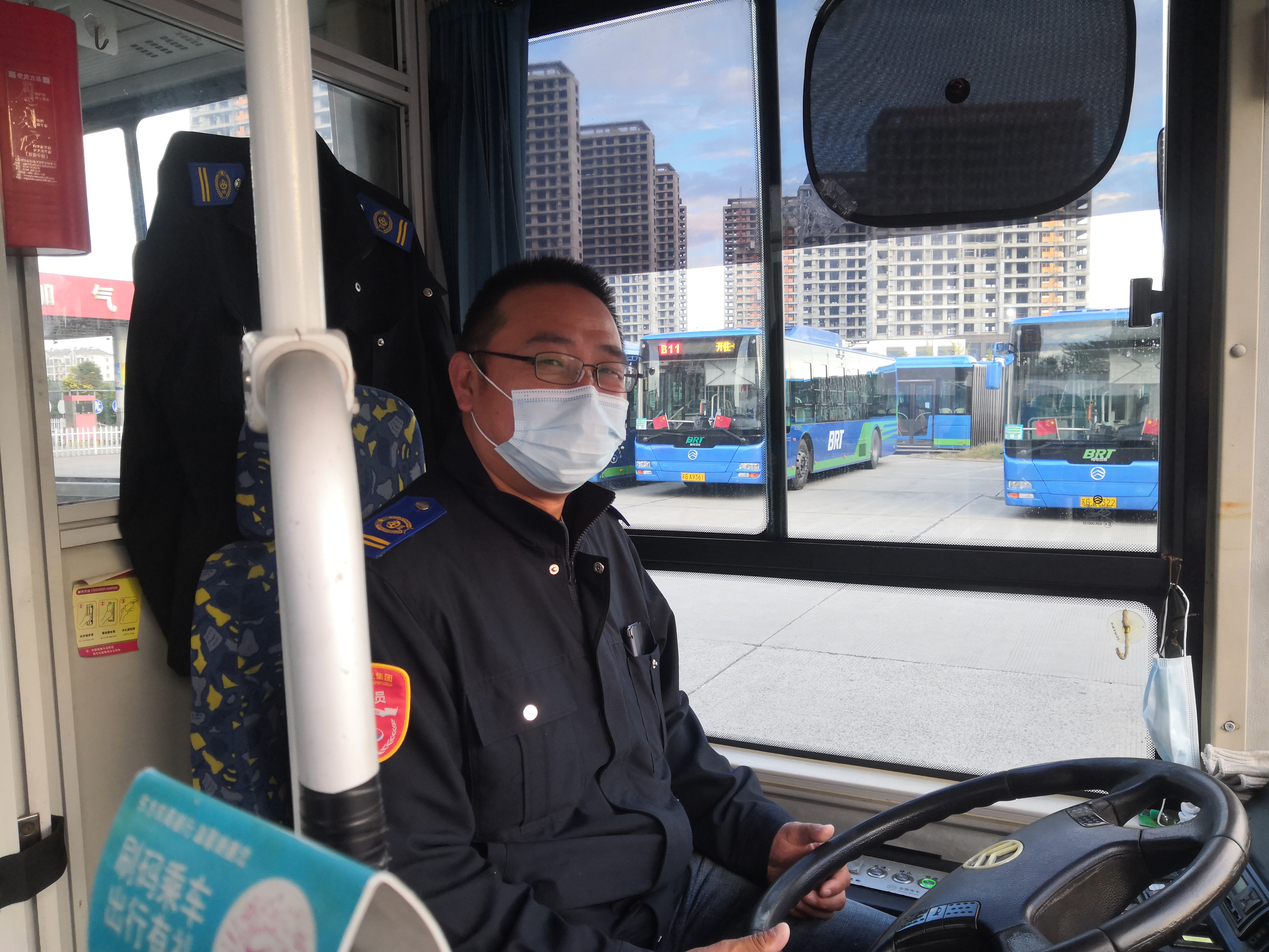 快速公交事業部B11線駕駛員王志剛撿手提包歸還乘客獲感謝