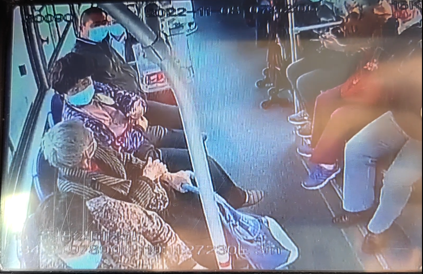 公交集團公交事業一部15路駕駛員 熱情服務受稱贊 老年乘客車內頌詩表揚