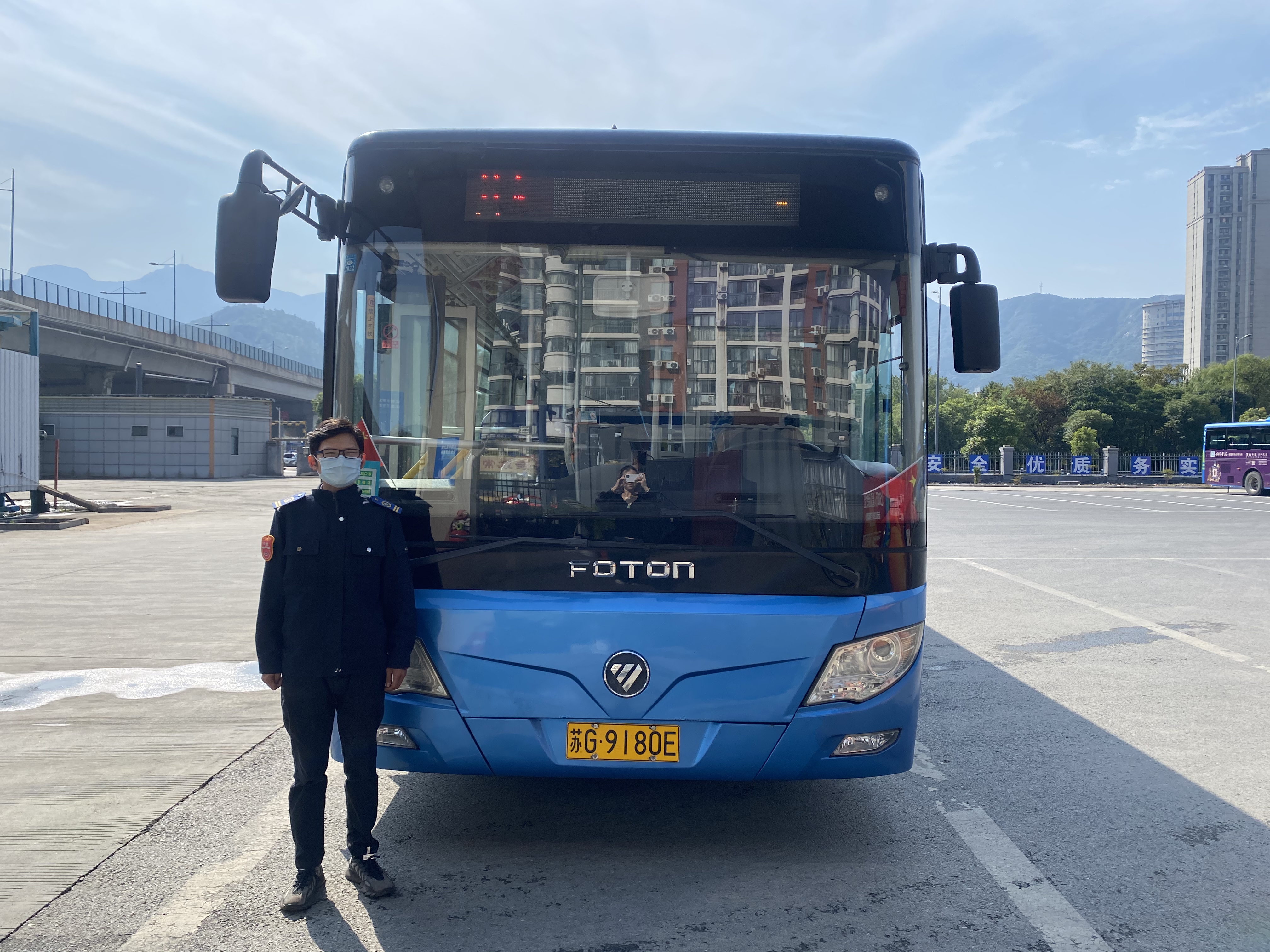 公交集團公交事業二部113路駕駛員寧梓煊及時歸還乘客丟失的手機