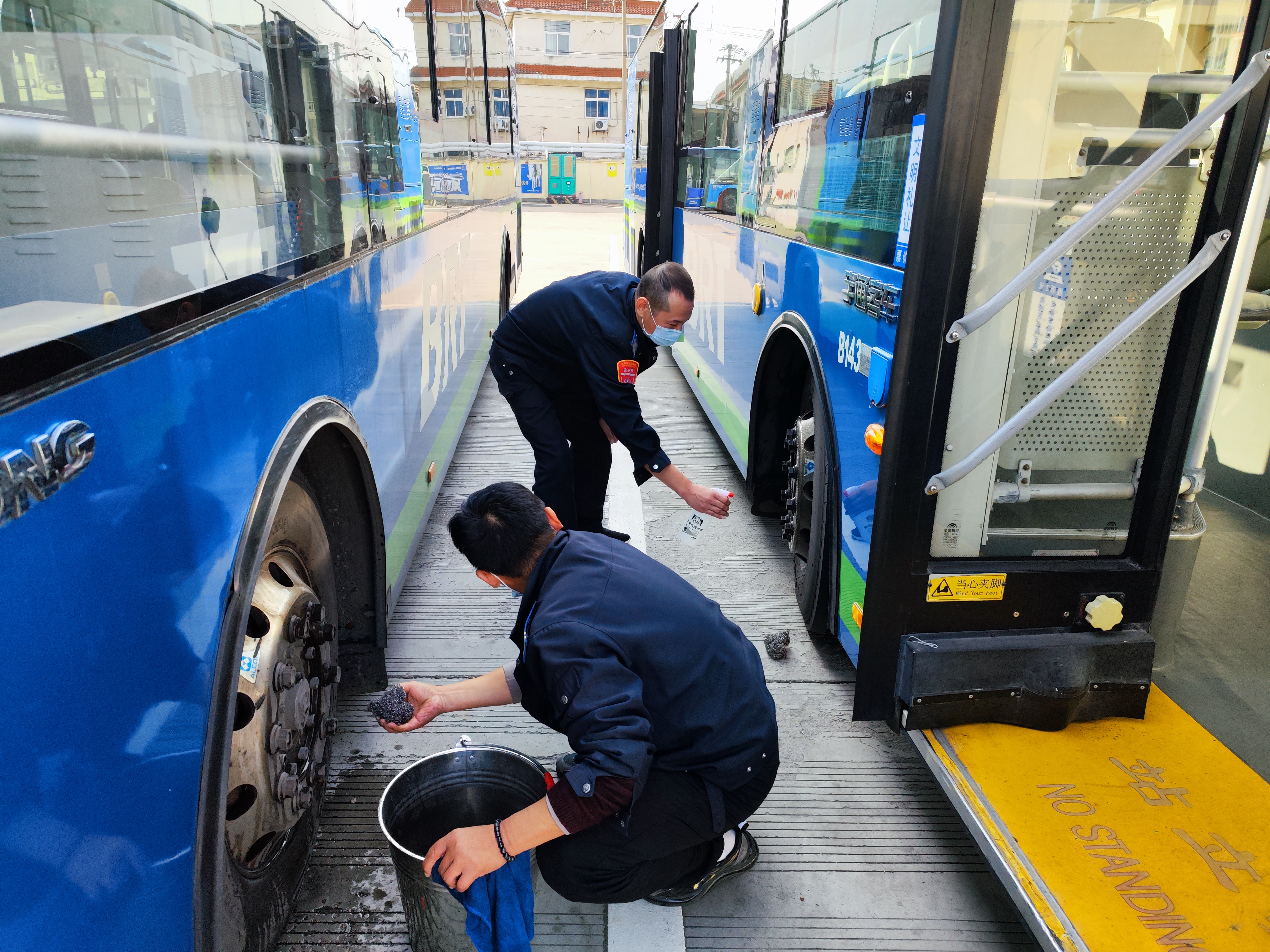 公交集團快速公交事業部開展車輛衛生大檢查迎接創文復檢