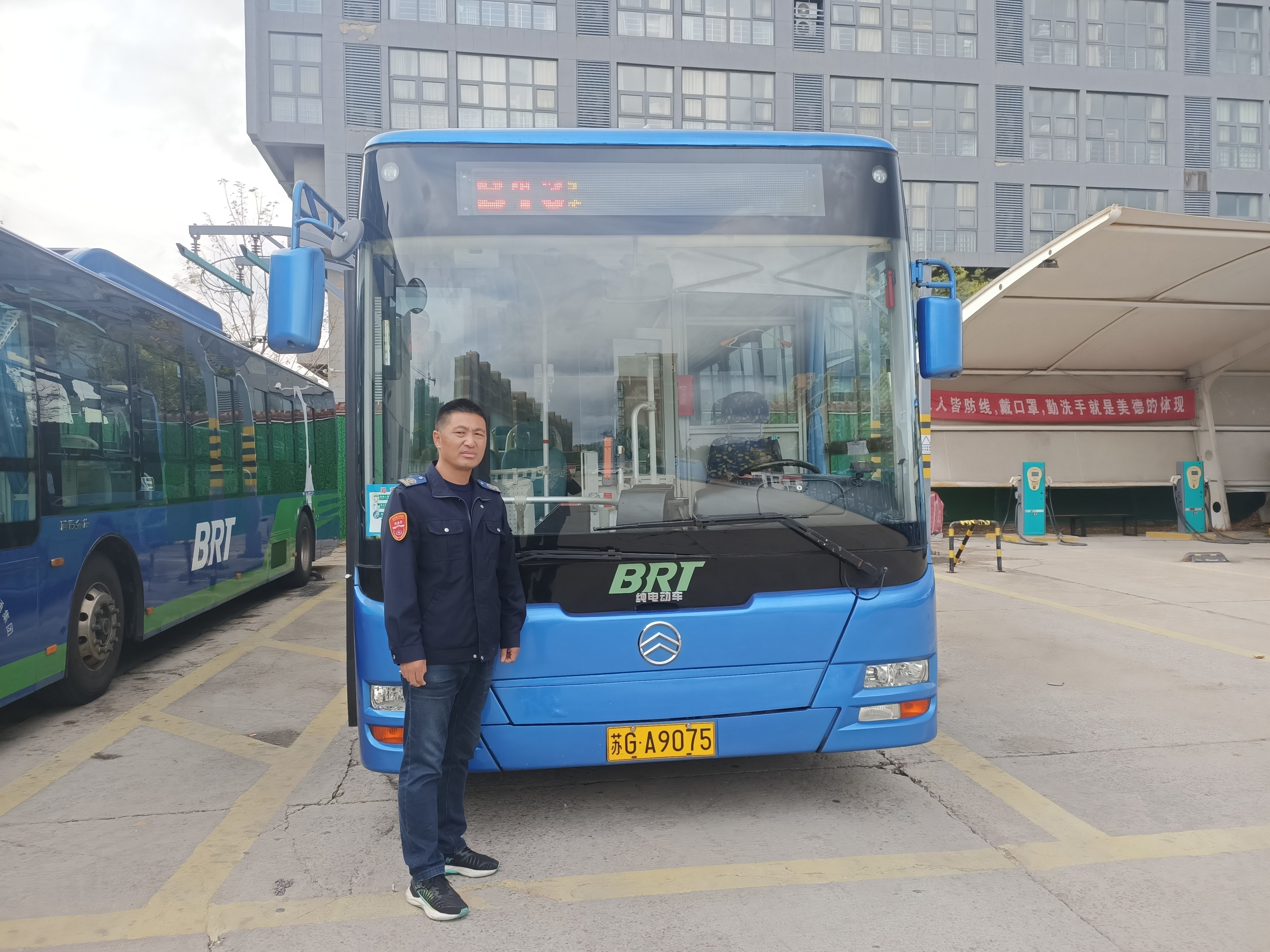 快速公交事業部B13線駕駛員馬彬彬、龔本軍 撿手機歸還乘客獲感謝