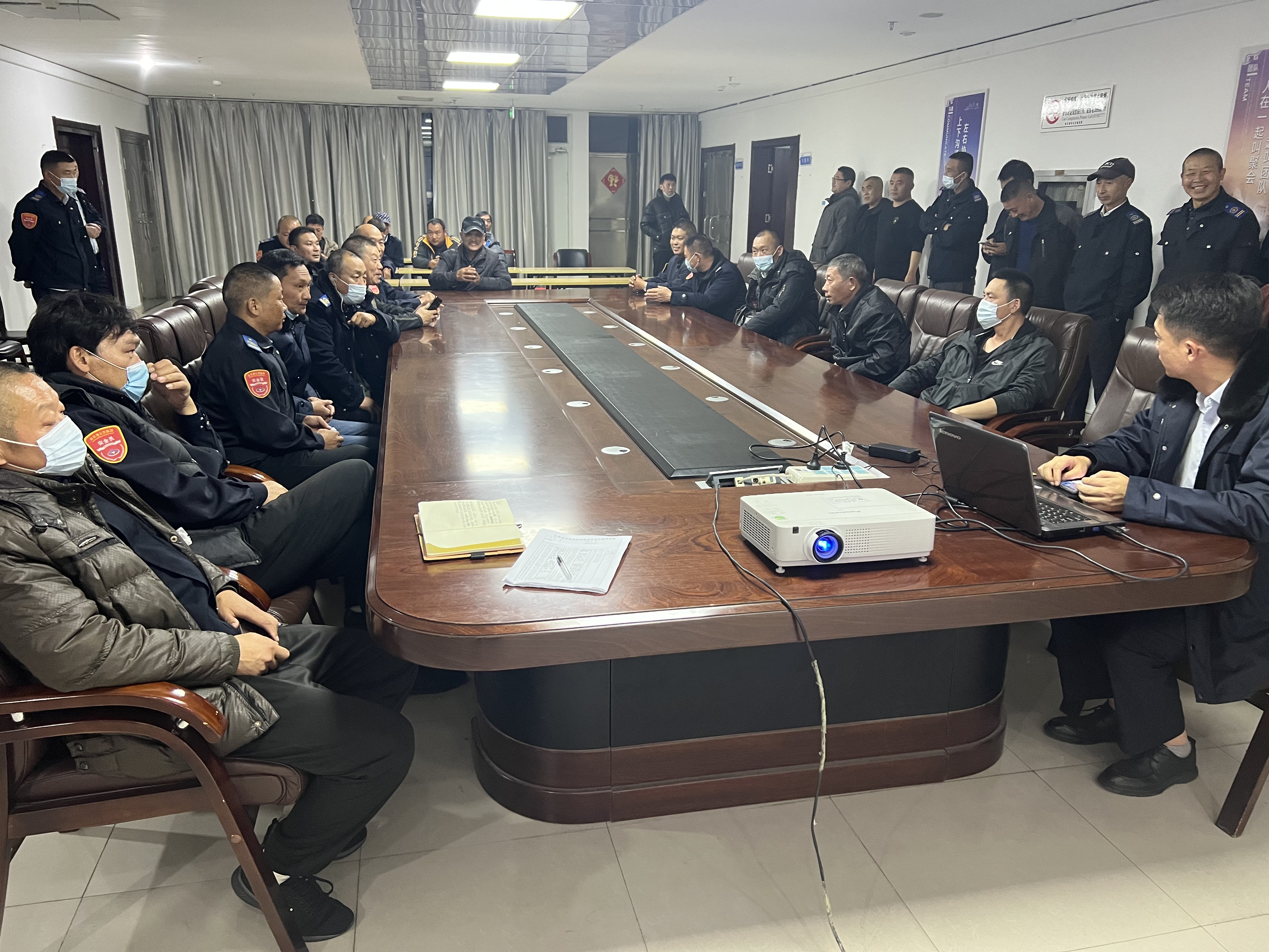 公交集團快速公交事業部召開駕駛員安全事故教育警示會