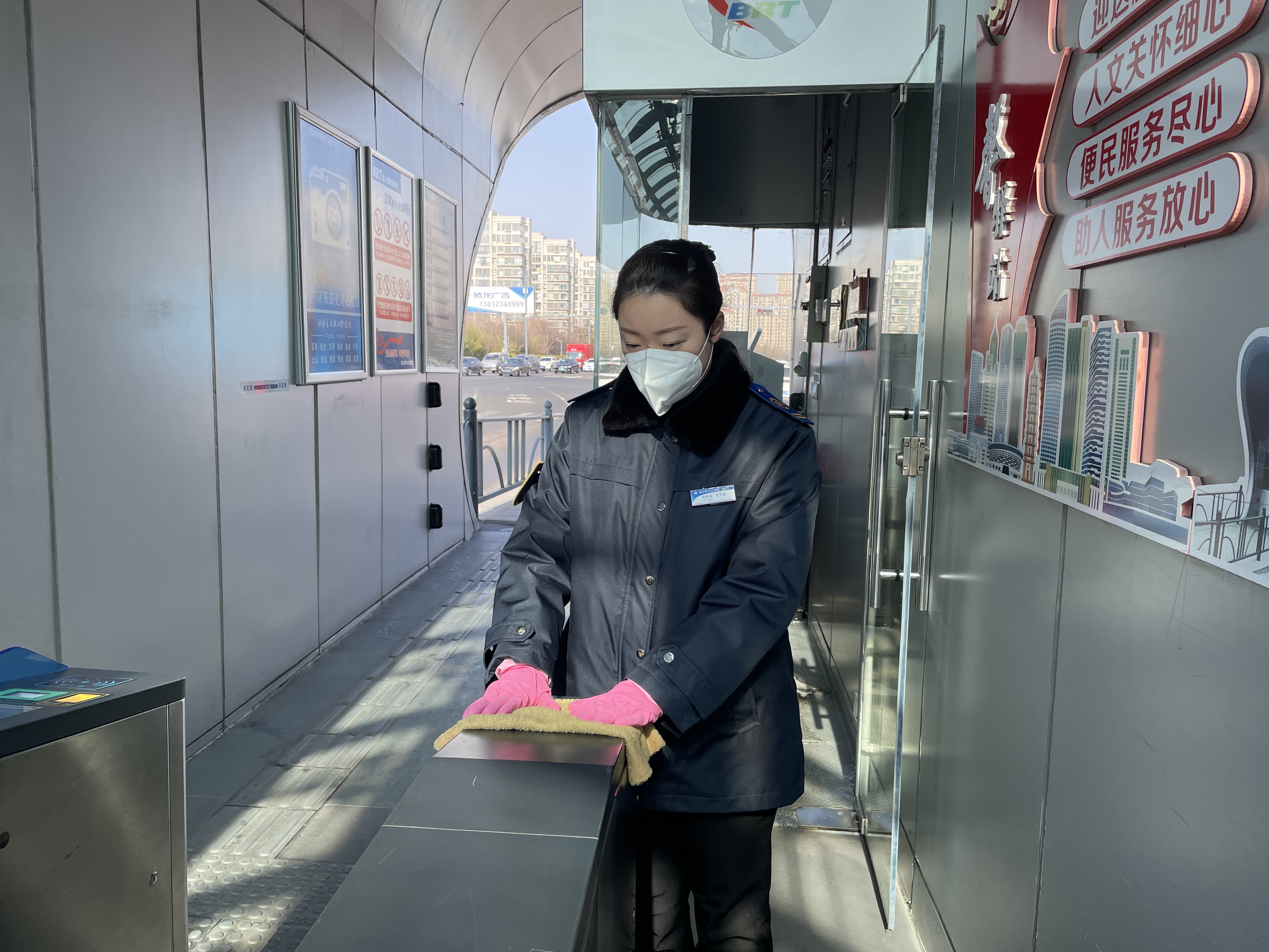 公交集團快速公交事業(yè)部站務員江子源熱心幫助走失老人獲感謝