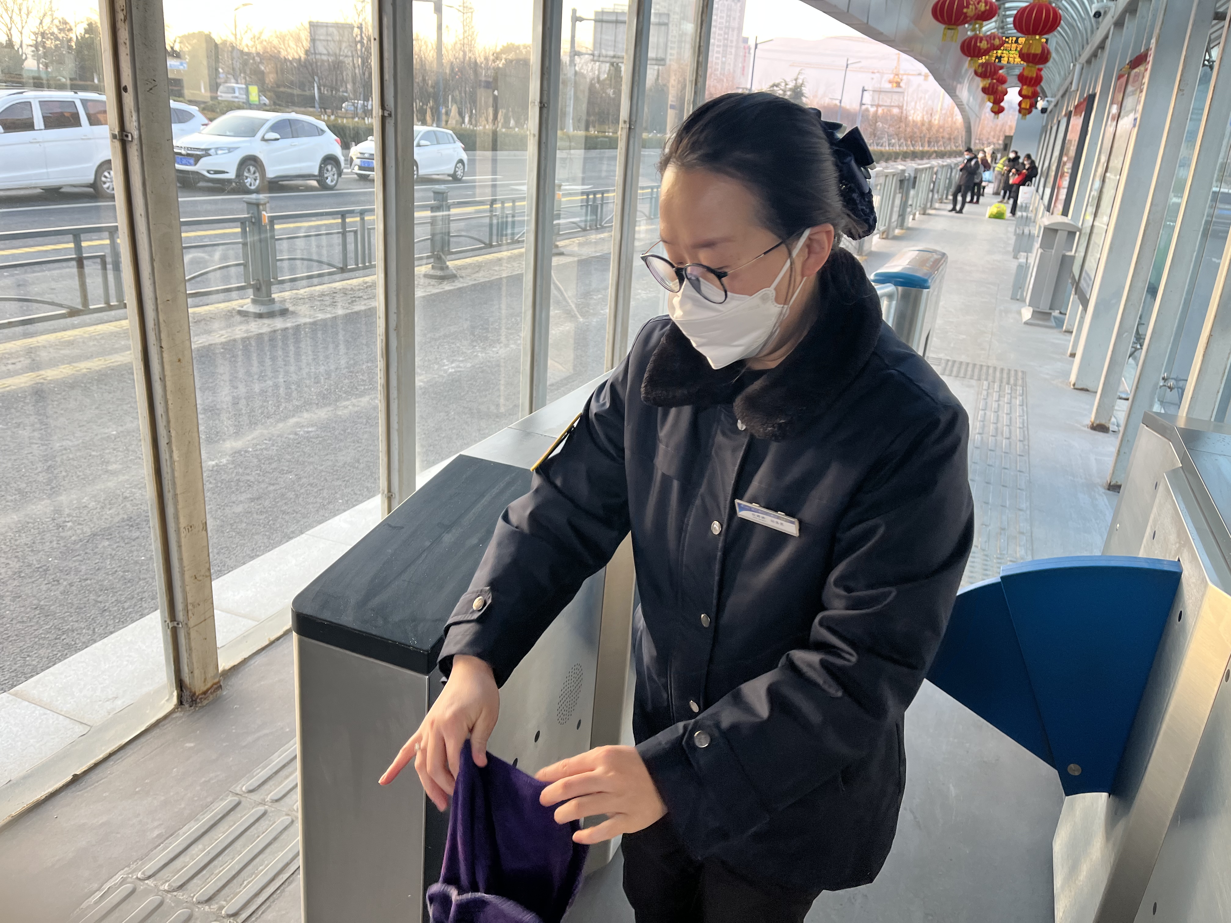 快速公交事業(yè)部站務員紀婷婷幫助乘客找到丟失的手機獲感謝