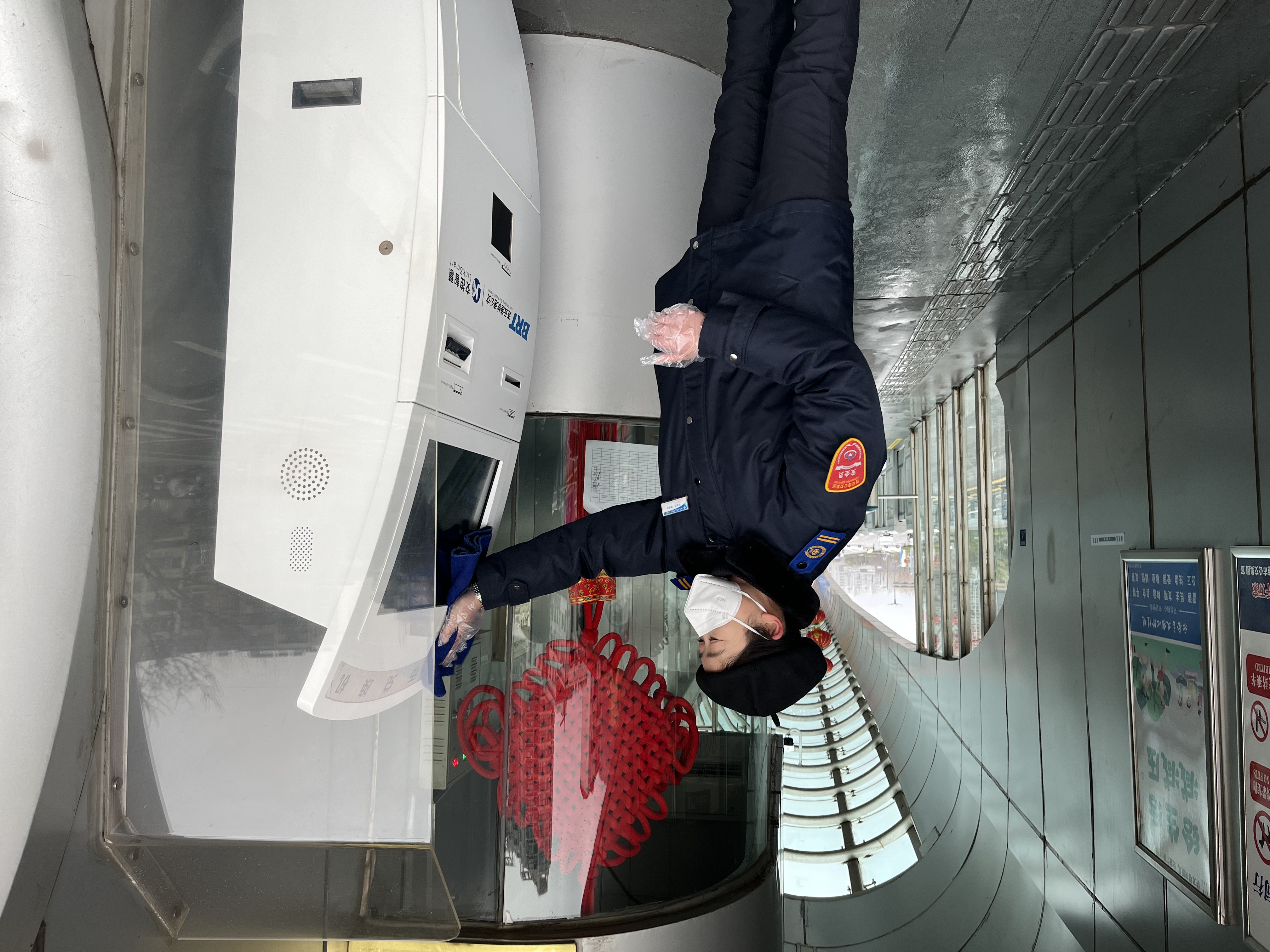 快速公交事業(yè)部站務員惠培容熱心服務乘客獲點贊