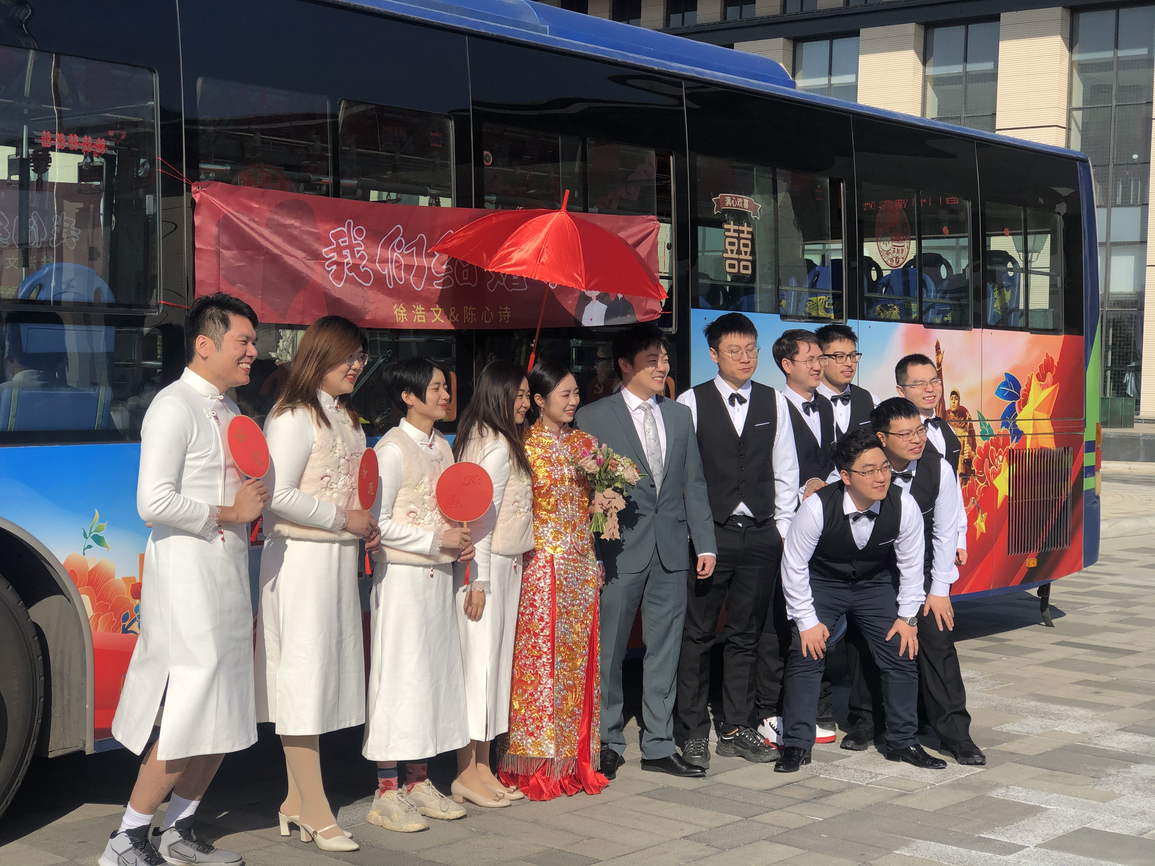 “我們結婚啦”，公交變“婚車”，黨建車廂見證新人的幸福時刻