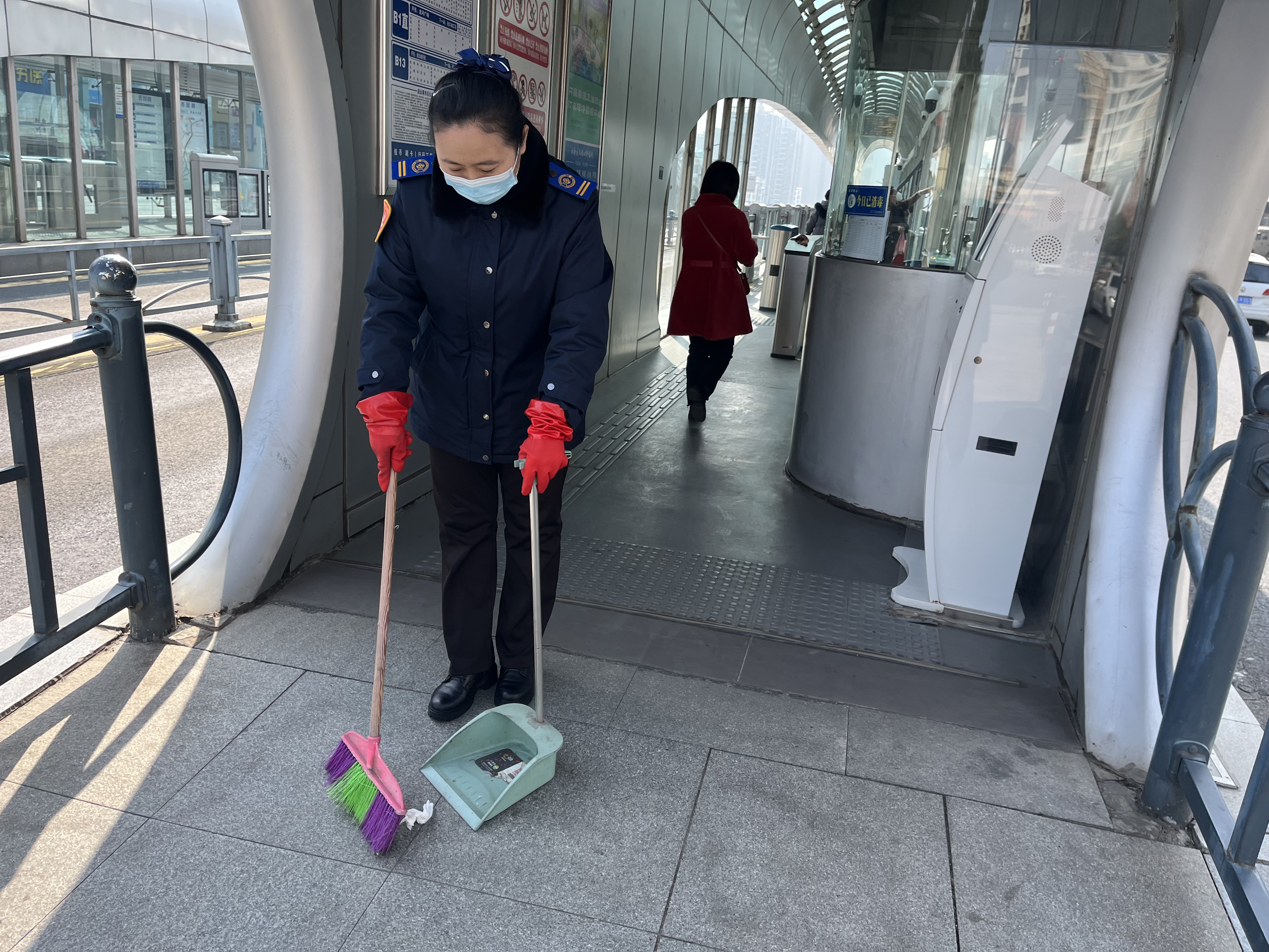 快速公交事業(yè)部站務員葛粉娣歸還乘客丟失的行李箱獲感謝