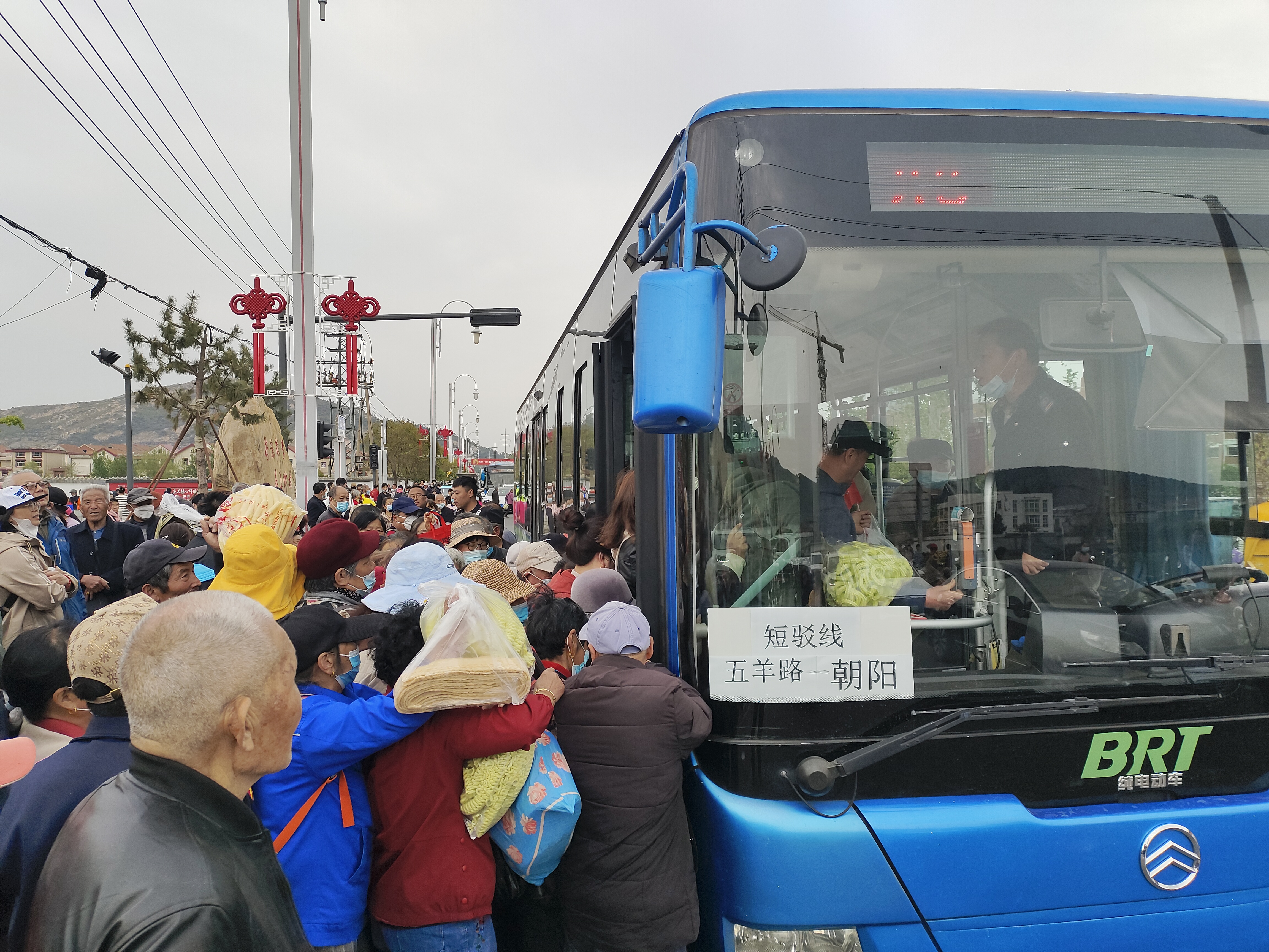 快速公交事業部全力做好廟會期間運輸保障工作