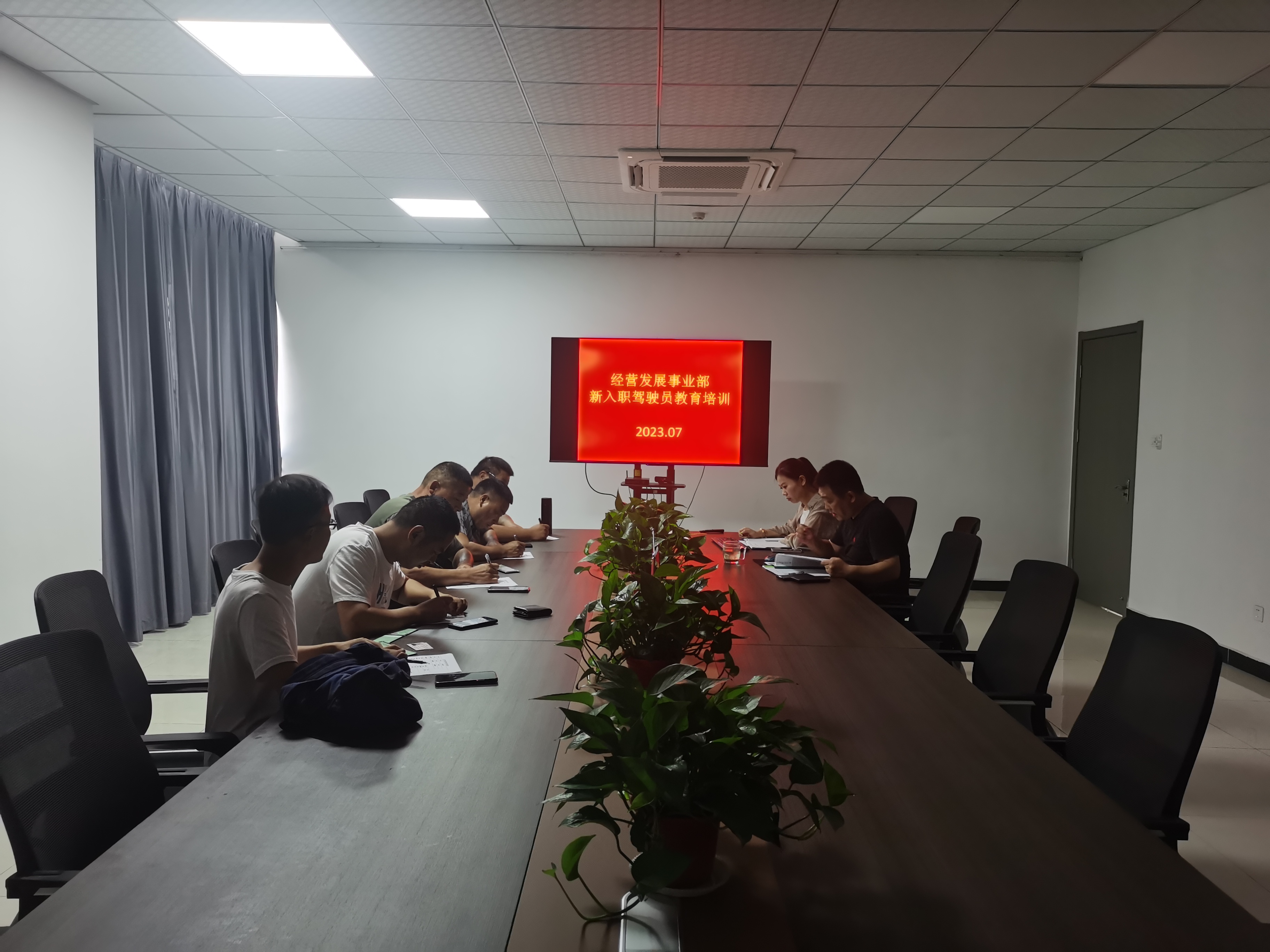 公交集團(tuán)經(jīng)營發(fā)展事業(yè)部對新入職駕駛員開展崗前安全教育培訓(xùn)