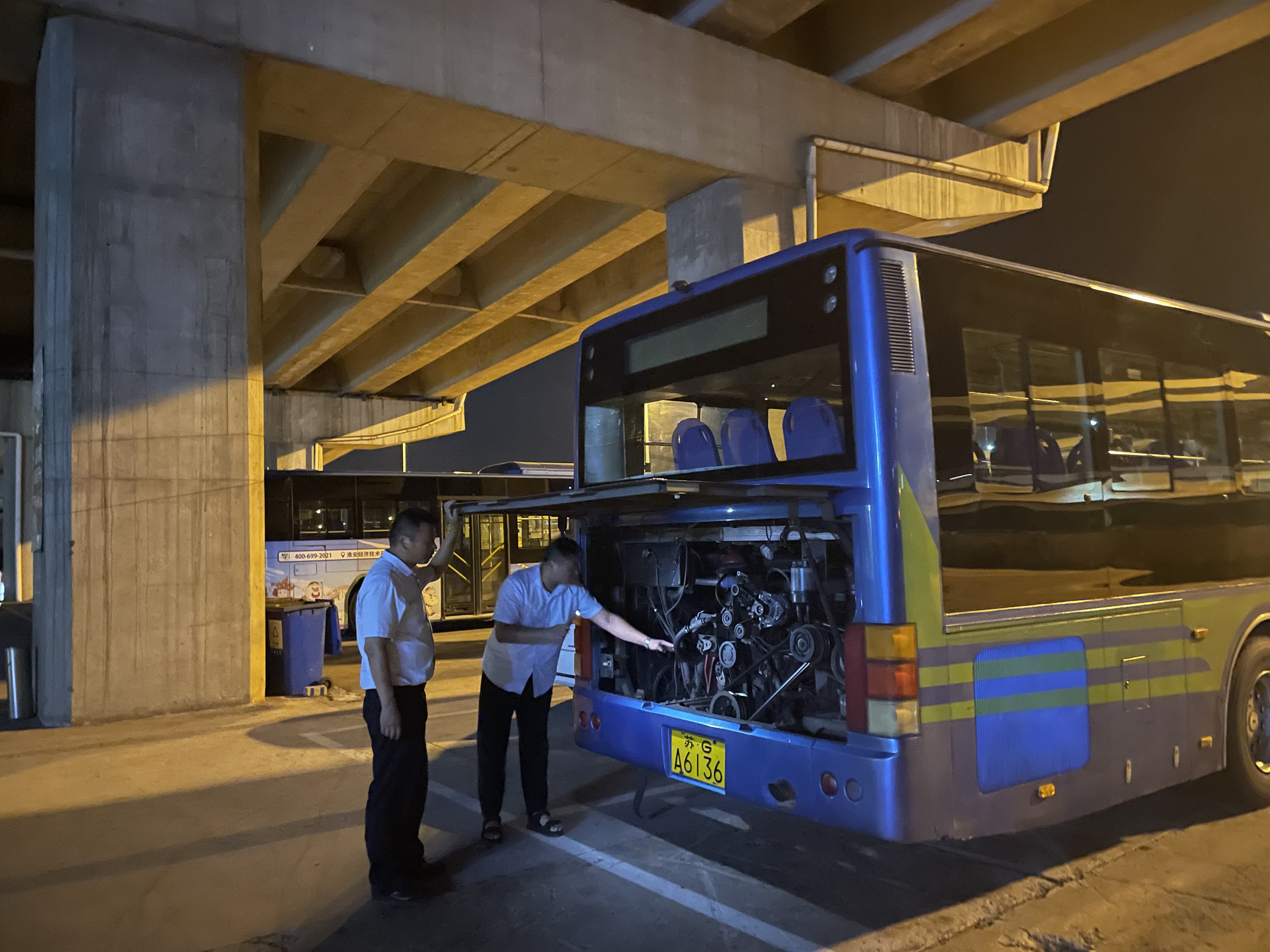 公交集團(tuán)公交事業(yè)二部持續(xù)夏季高溫安全生產(chǎn)夜查工作