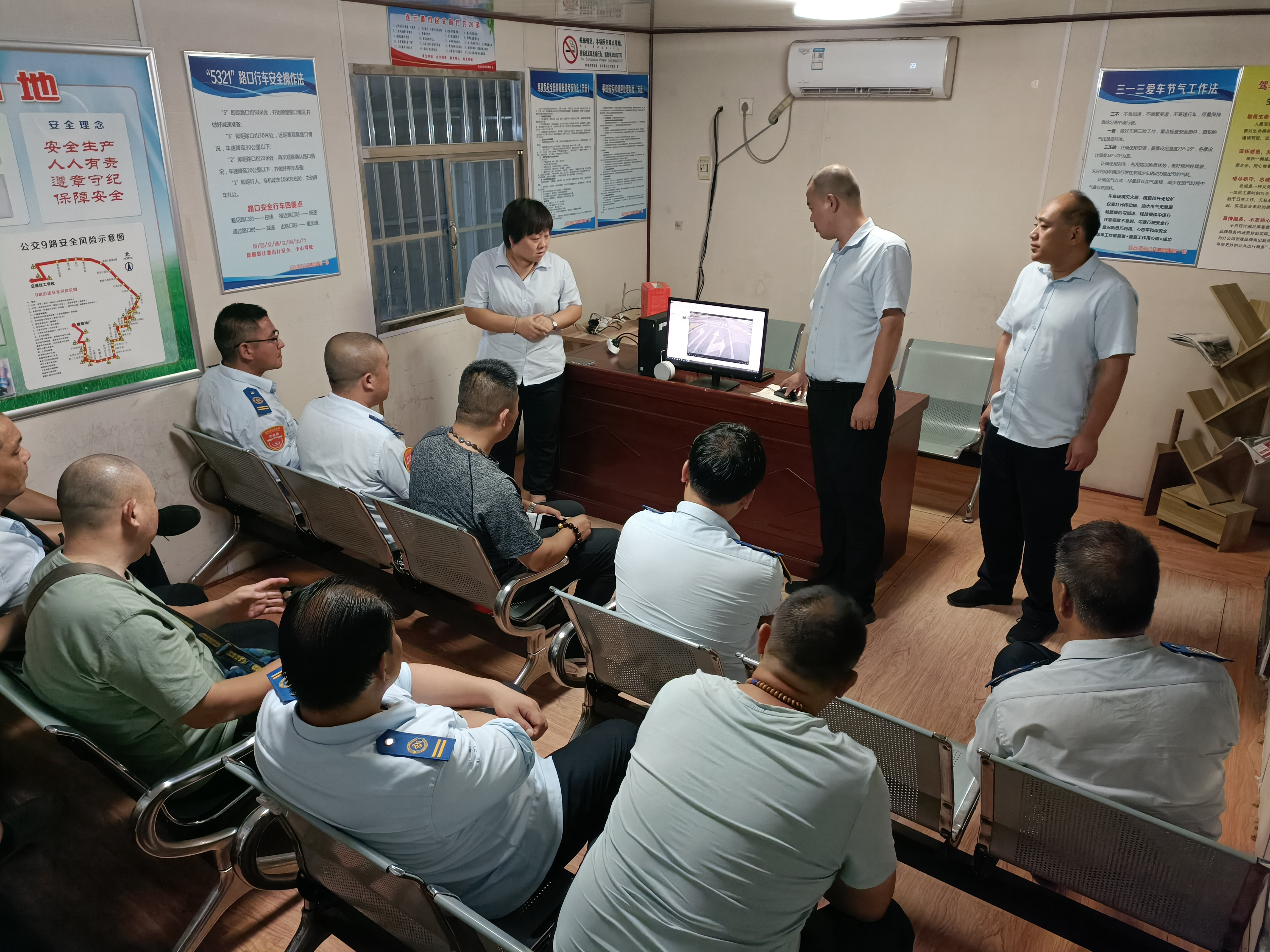公交集團(tuán)公交事業(yè)一部召開重點(diǎn)線路警示教育會(huì) 強(qiáng)化安全意識