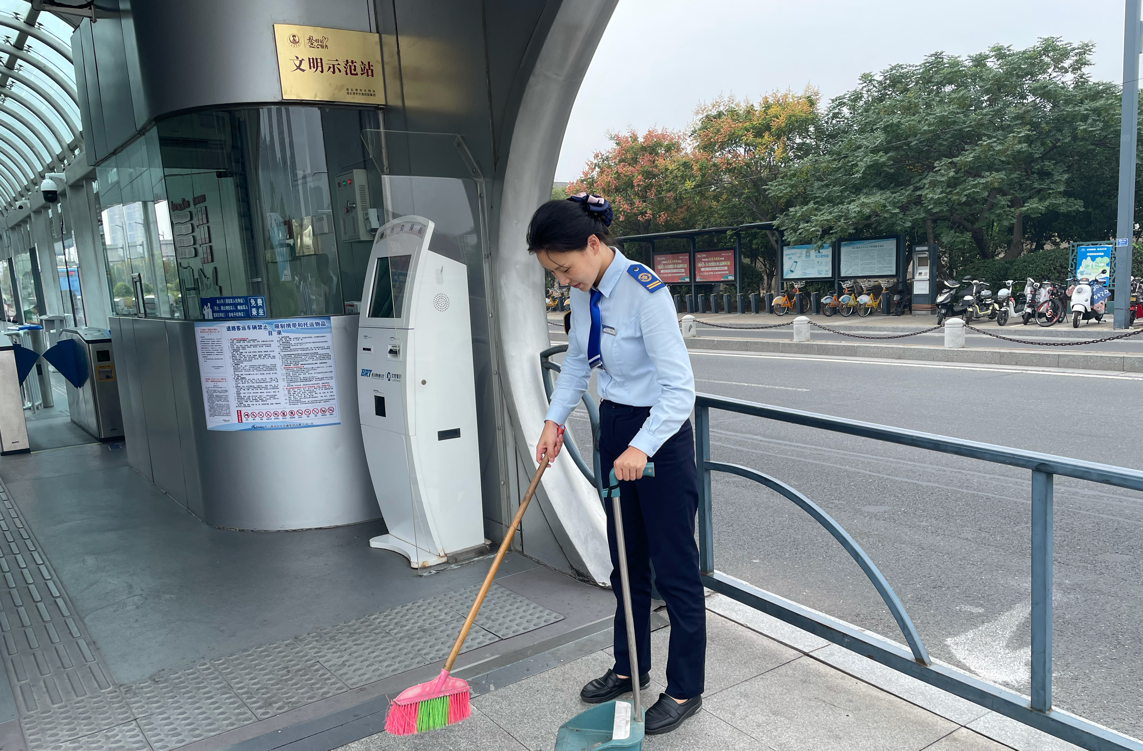 快速公交事業部站務員楊冉 歸還乘客丟失的手機獲感謝