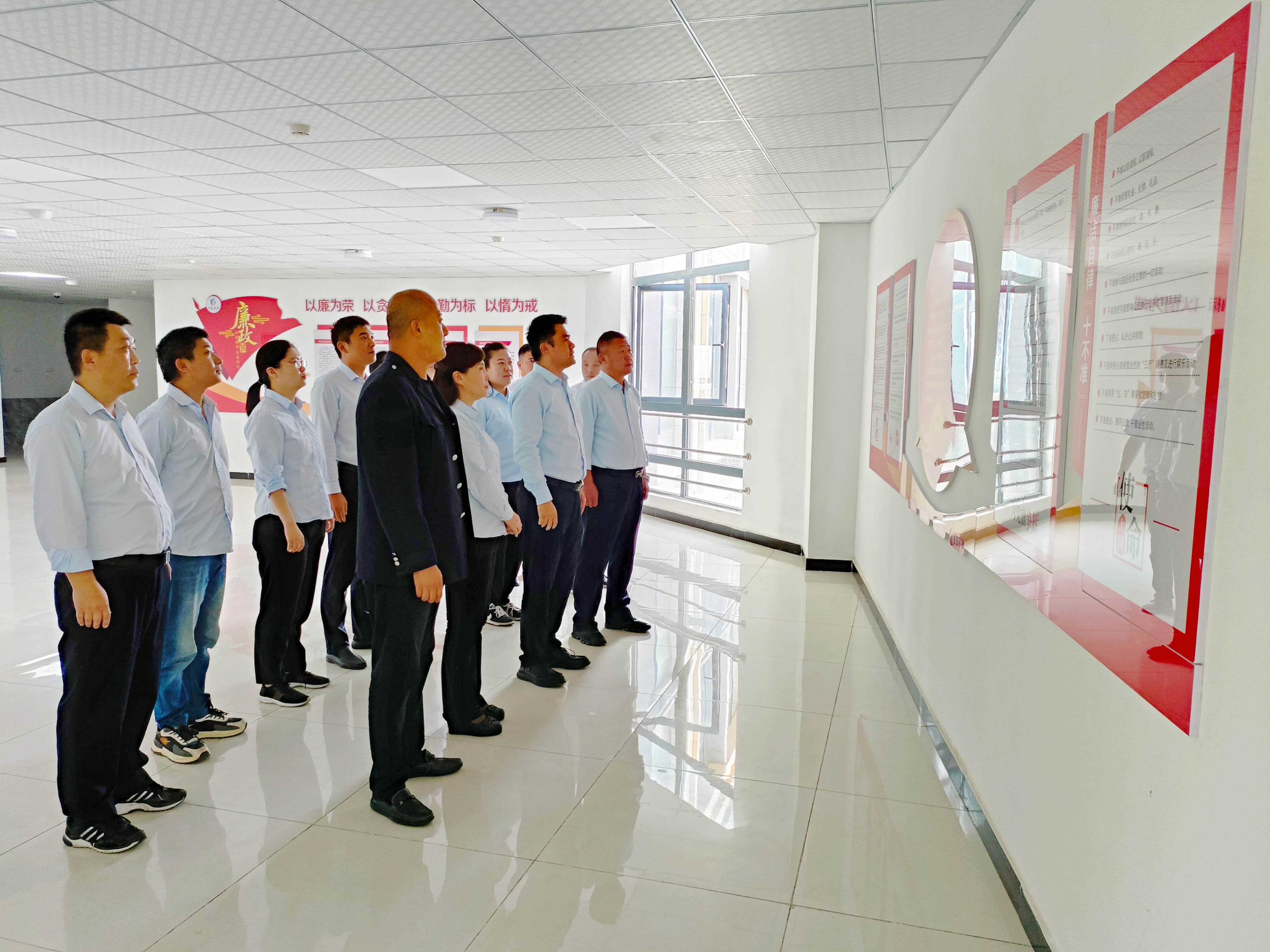 公交集團經營發展事業部打造廉政文化墻營造崇廉尚廉良好氛圍