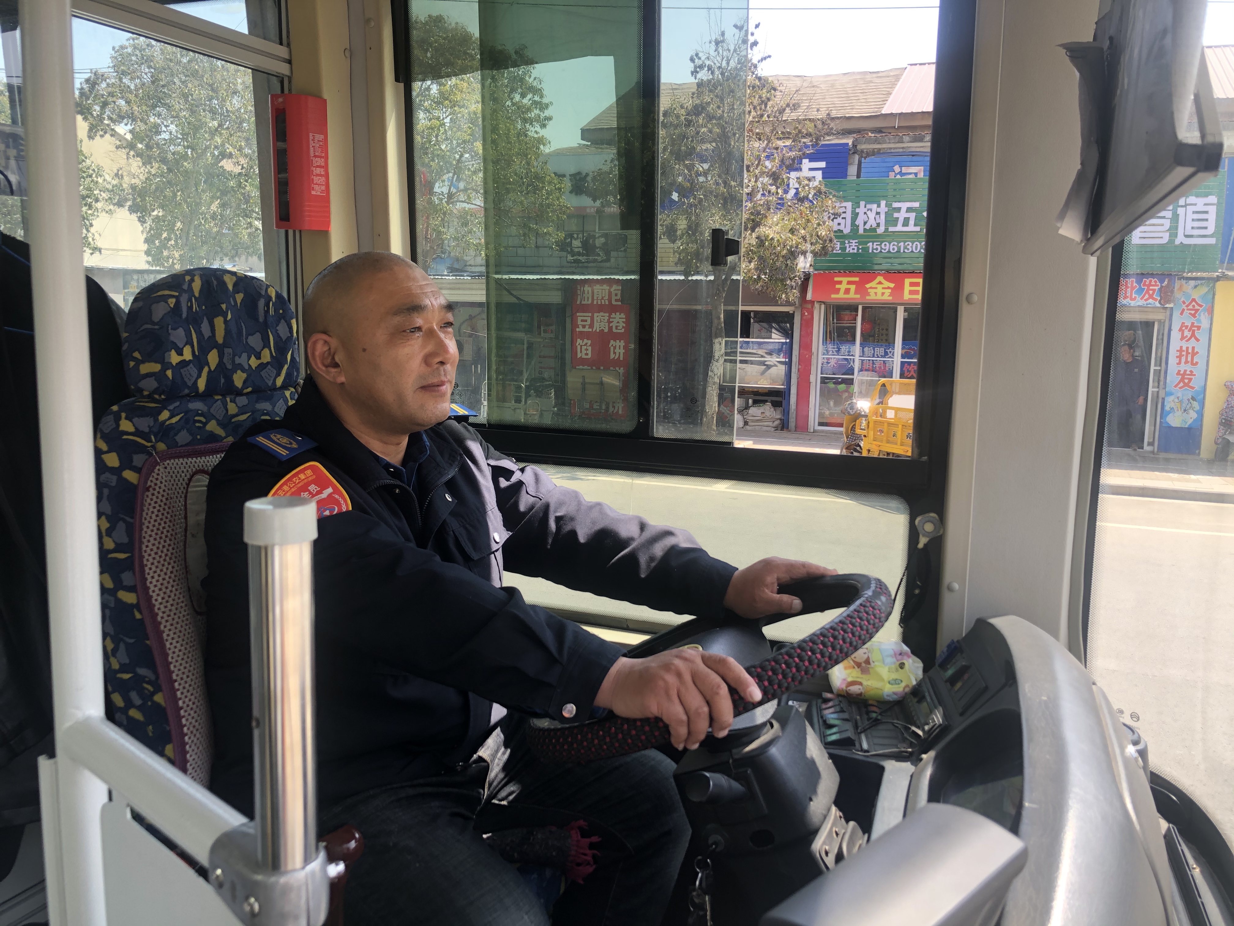 【公交正能量】20路駕駛員陳通友細心照料行動不便老人