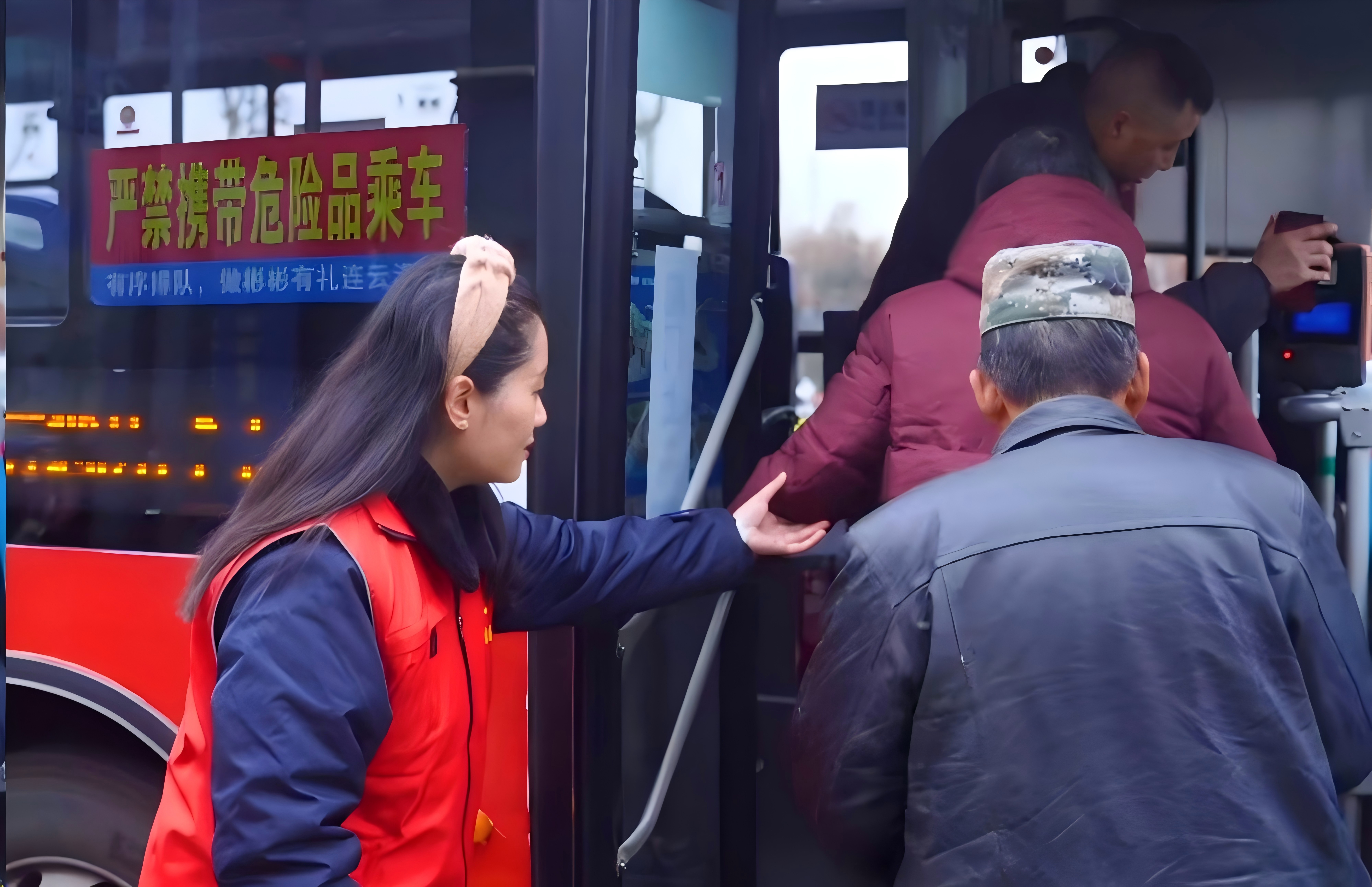 戰(zhàn)嚴寒保春運，公交志愿服務隊員的那抹志愿紅正迎風而上