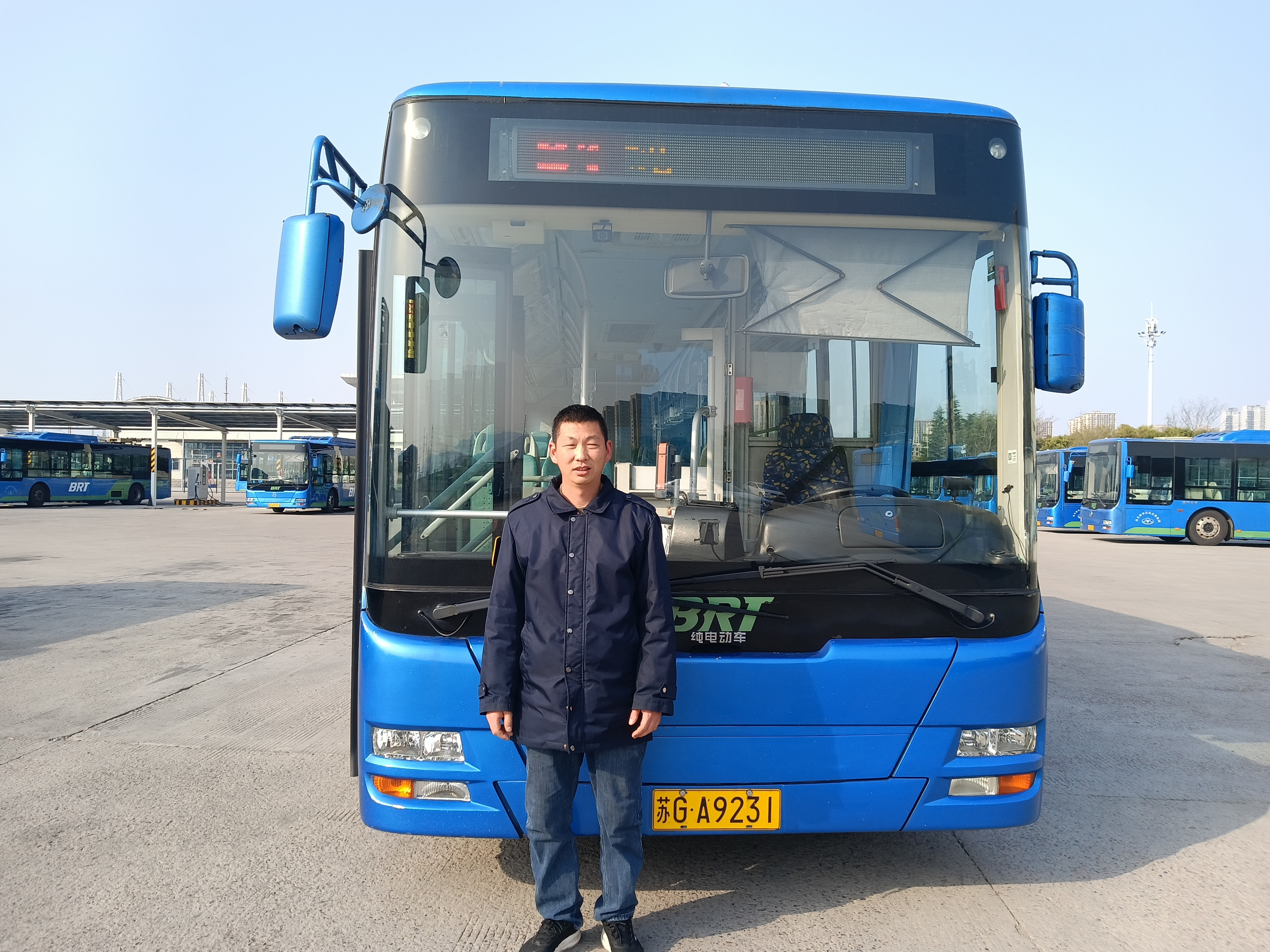 責任在肩，公交司機師傅助乘客尋回遺失財物