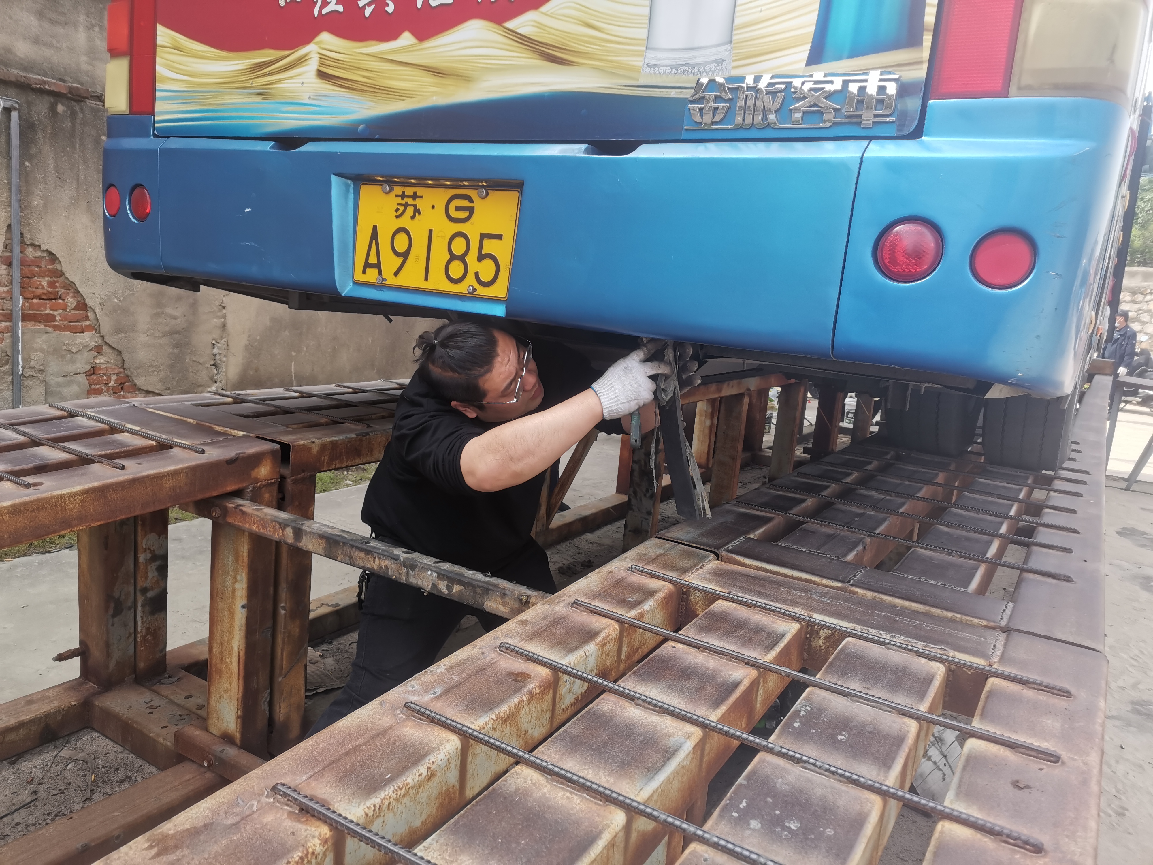 海通公交認真做好車輛年檢工作保安全