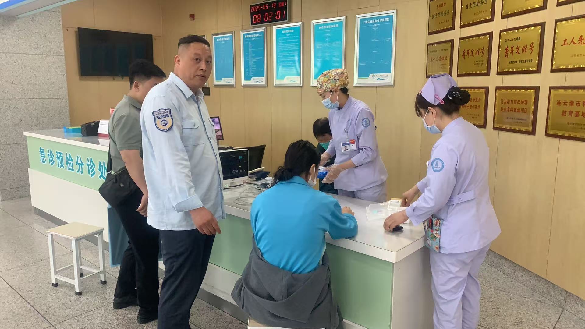 學生突發暈厥，公交集團快速公交公司B12線 駕駛員王海平緊急救助