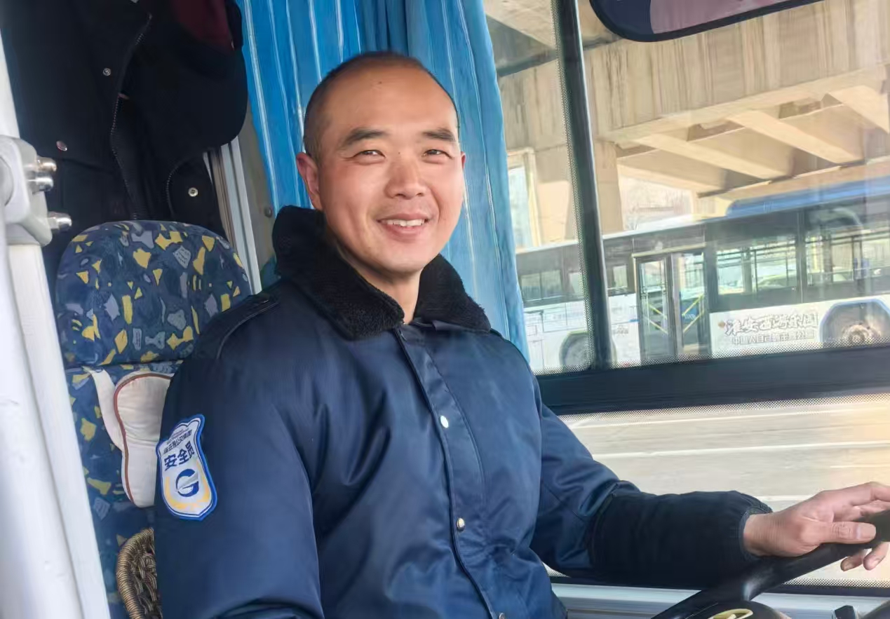 公交集團快速公交B3線駕駛員曹雷歸還乘客丟失的手機獲乘客贈送錦旗