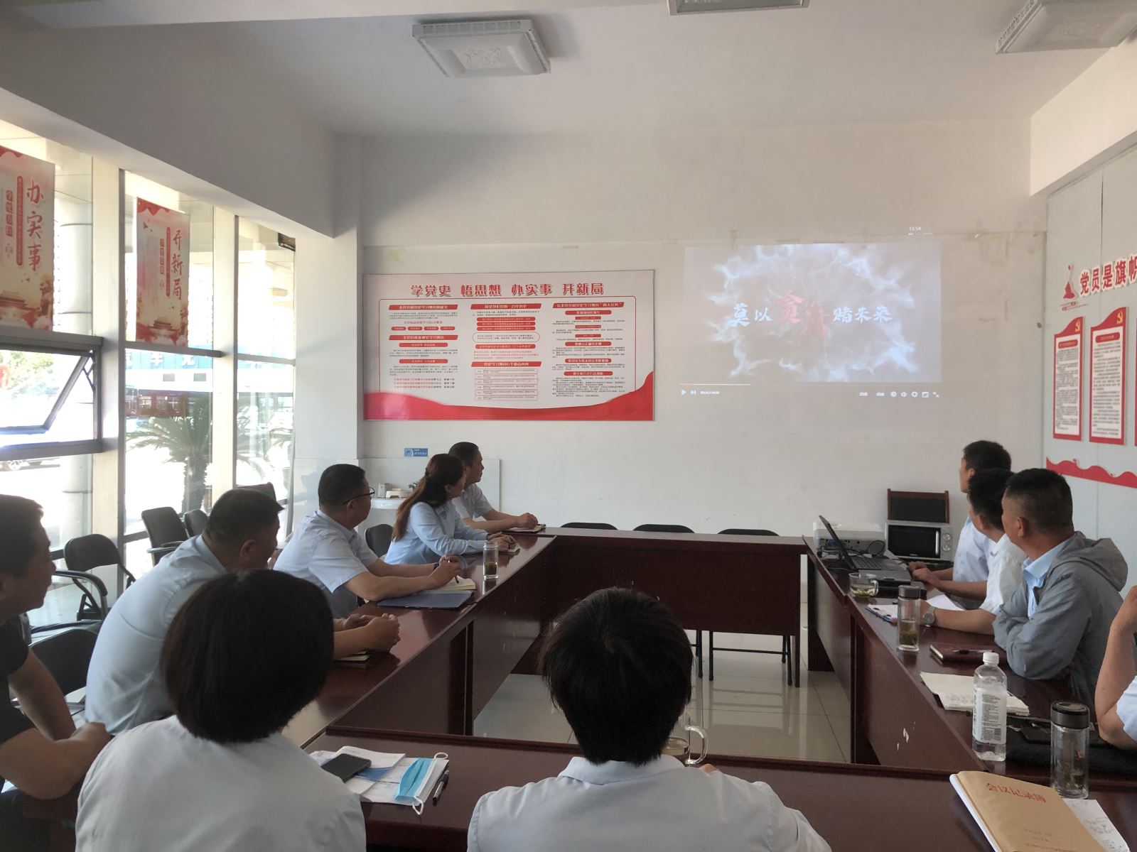 經(jīng)營(yíng)發(fā)展事業(yè)部組織收看 《莫以貪腐賭未來》警示教育片