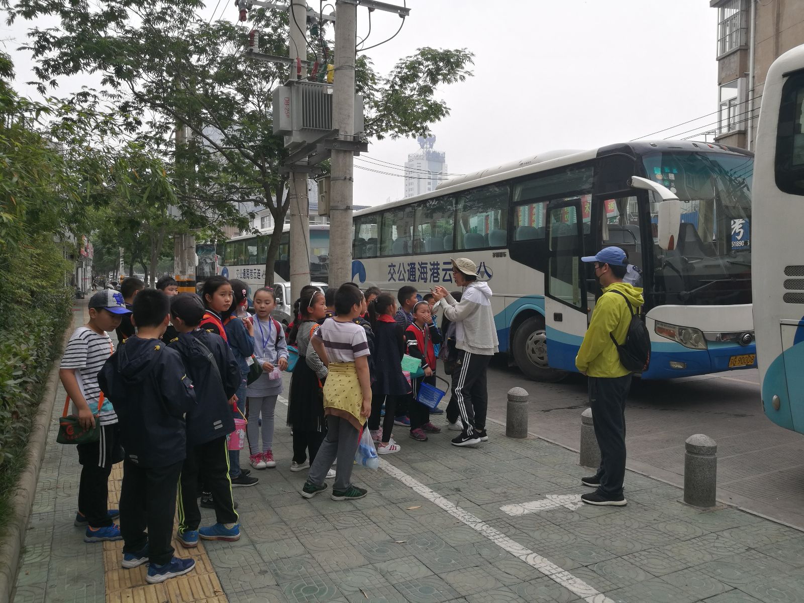 公交集團(tuán)佳連公司圓滿(mǎn)完成蒼梧晚報(bào)小記者觀光采摘運(yùn)輸工作