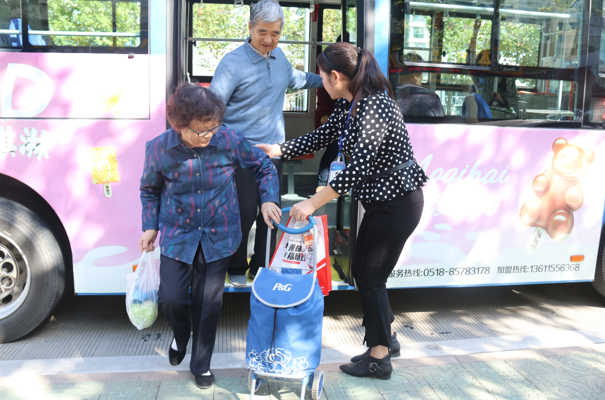 公交集團(tuán)基層單位開(kāi)展重陽(yáng)節(jié)敬老愛(ài)老志愿服務(wù)活動(dòng)