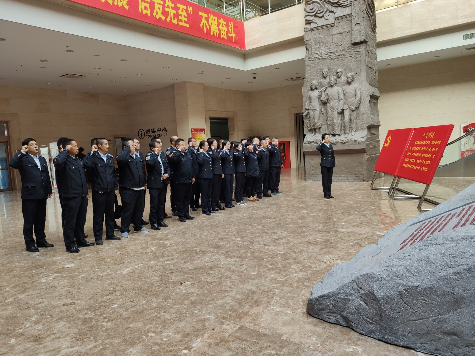 公交集團公交事業一部組織參觀“共產黨人的初心與使命”檔案文獻展