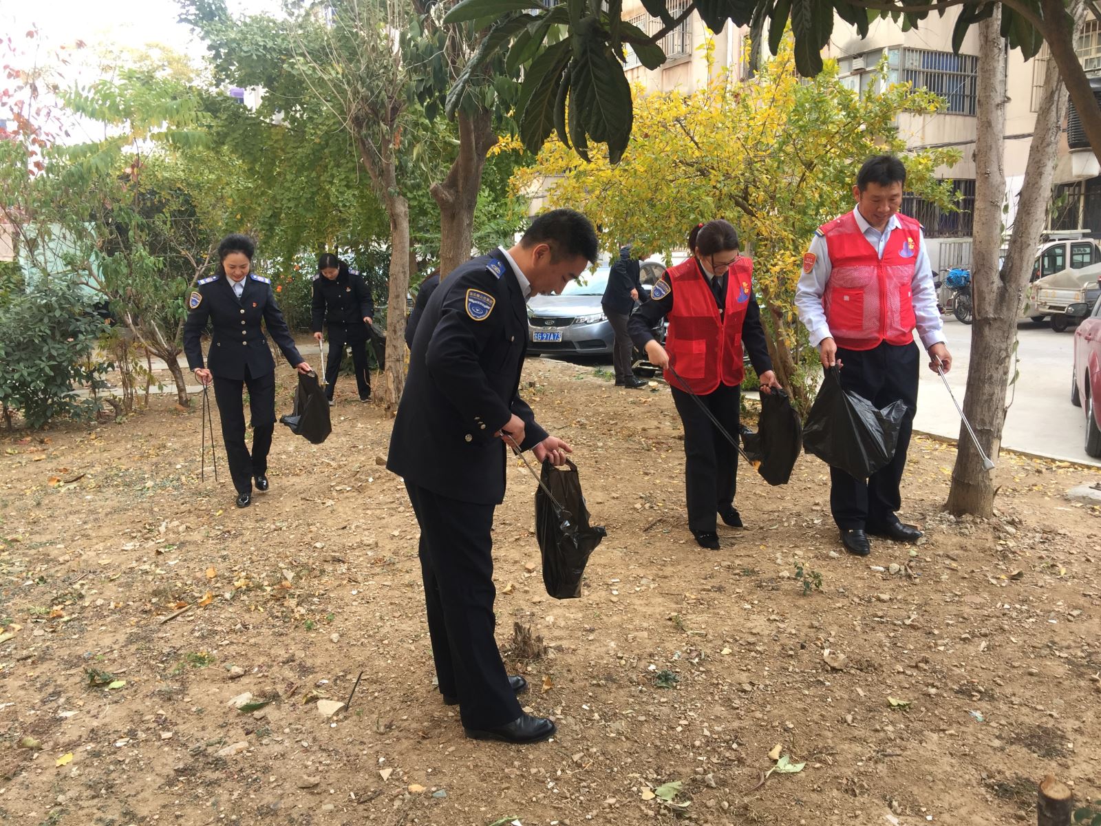 公交集團公交事業一部開展“黨員活動進社區  志愿服務我先行”活動