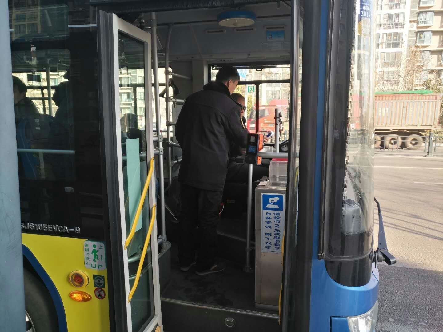 公交集團(tuán)公交事業(yè)一部做好春運(yùn)期間上路上線現(xiàn)場管理、安全交代工作