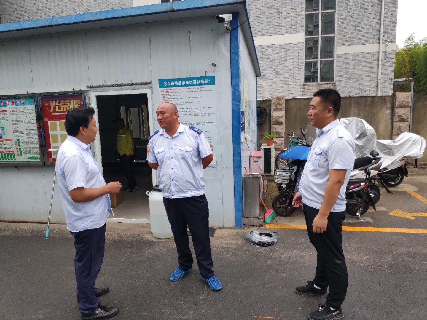 公交集團(tuán)公交事業(yè)一部雨天創(chuàng)文不放松 加強(qiáng)創(chuàng)文現(xiàn)場(chǎng)交代