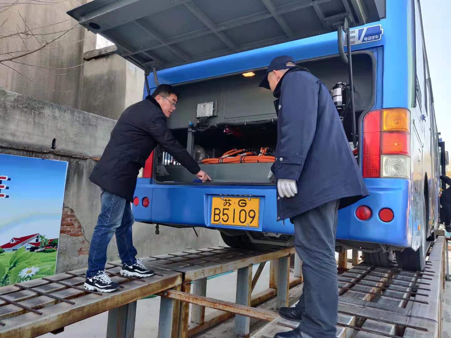 公交集團(tuán)公交事業(yè)一部開展車輛安全機(jī)務(wù)隱患大排查活動(dòng)