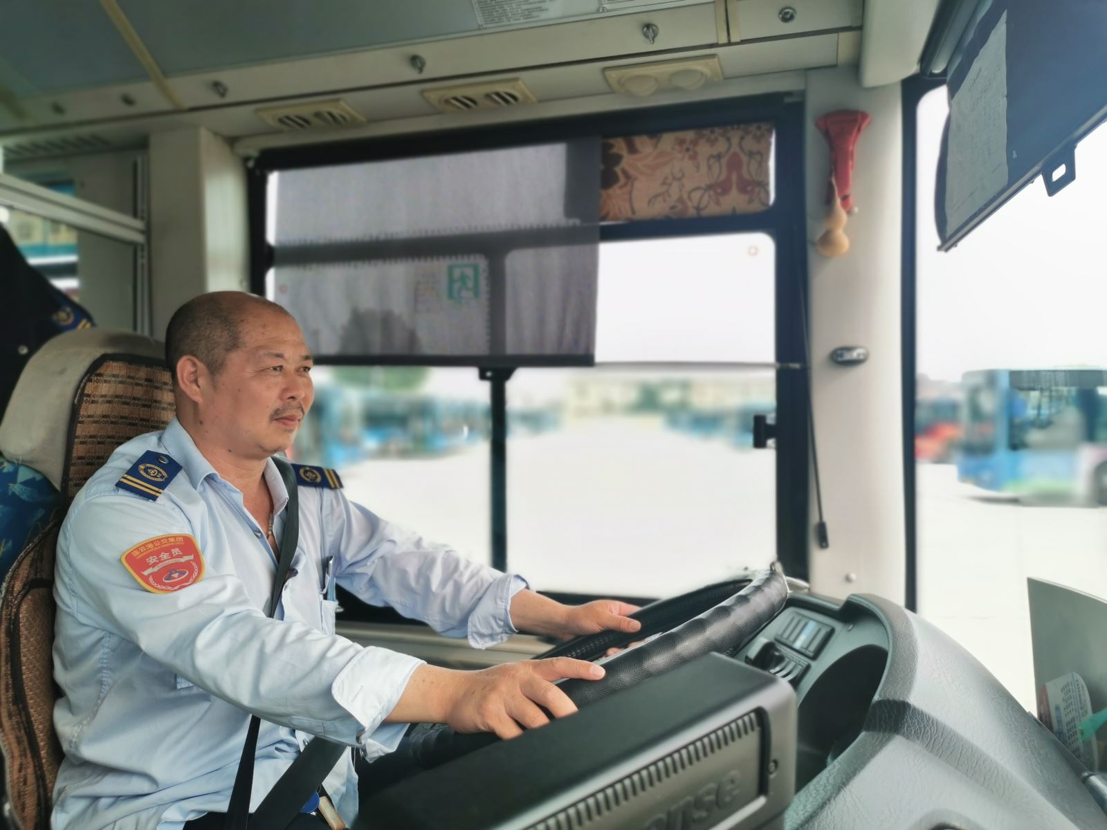 公交集團(tuán)公交事業(yè)一部16路駕駛員徐勝洋拾金不昧獲贊揚(yáng)