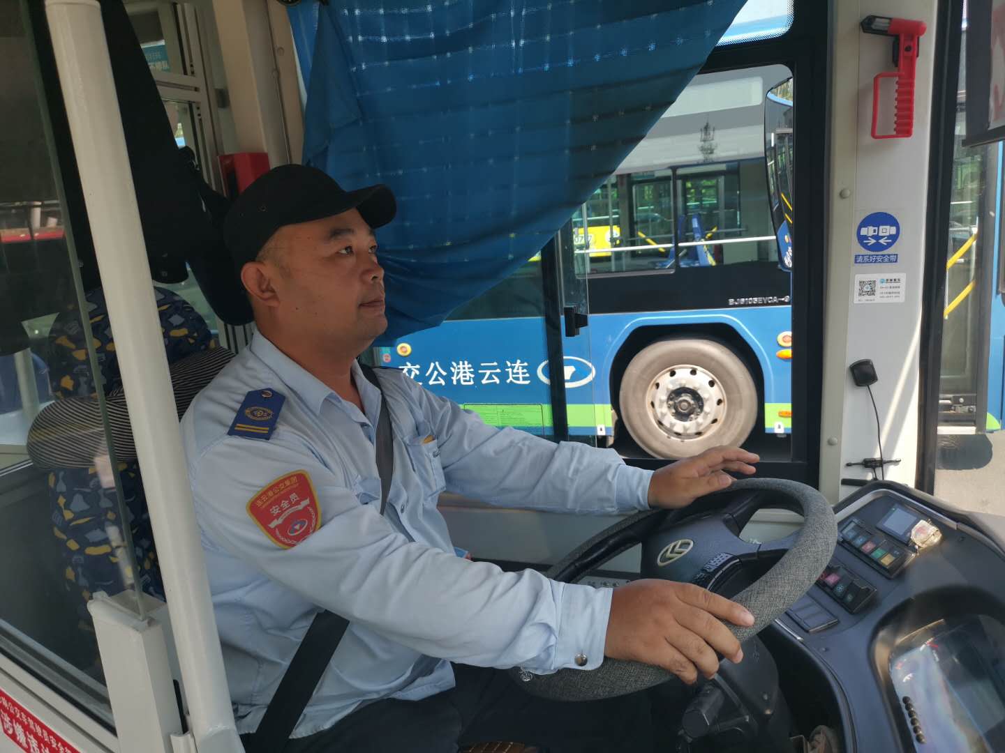 公交集團公交事業一部游1路駕駛員曹德明及時歸還乘客失物受贊揚