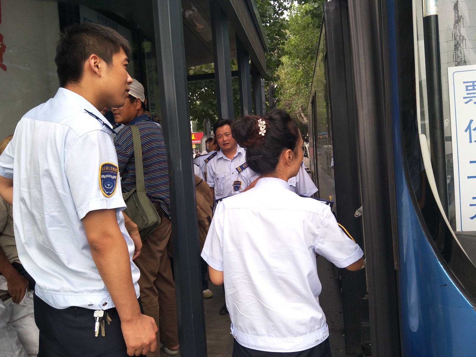 公交佳連公司組織志愿者引導文明出行 助力創文工作