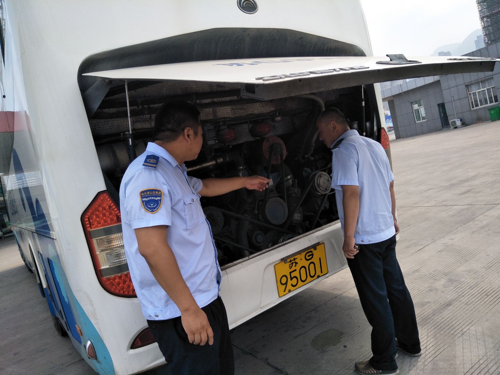 公交佳連公司從細節做起確保通勤車安全運行