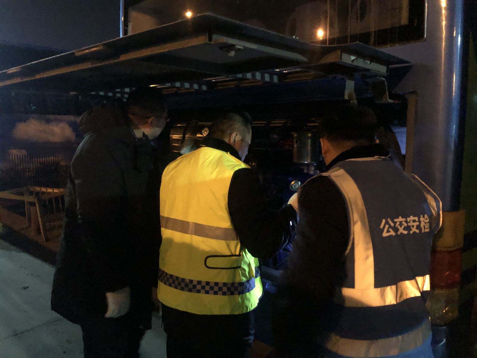 公交事業一部“排隱患促安全”切實細致做好回場車輛夜查工作