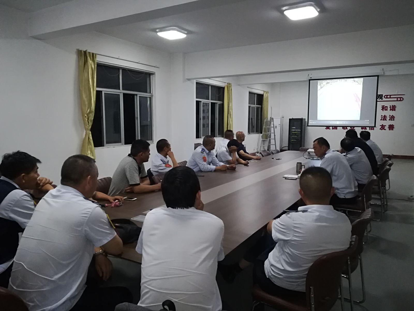 公交集團海通公交召開游8路警示教育會議