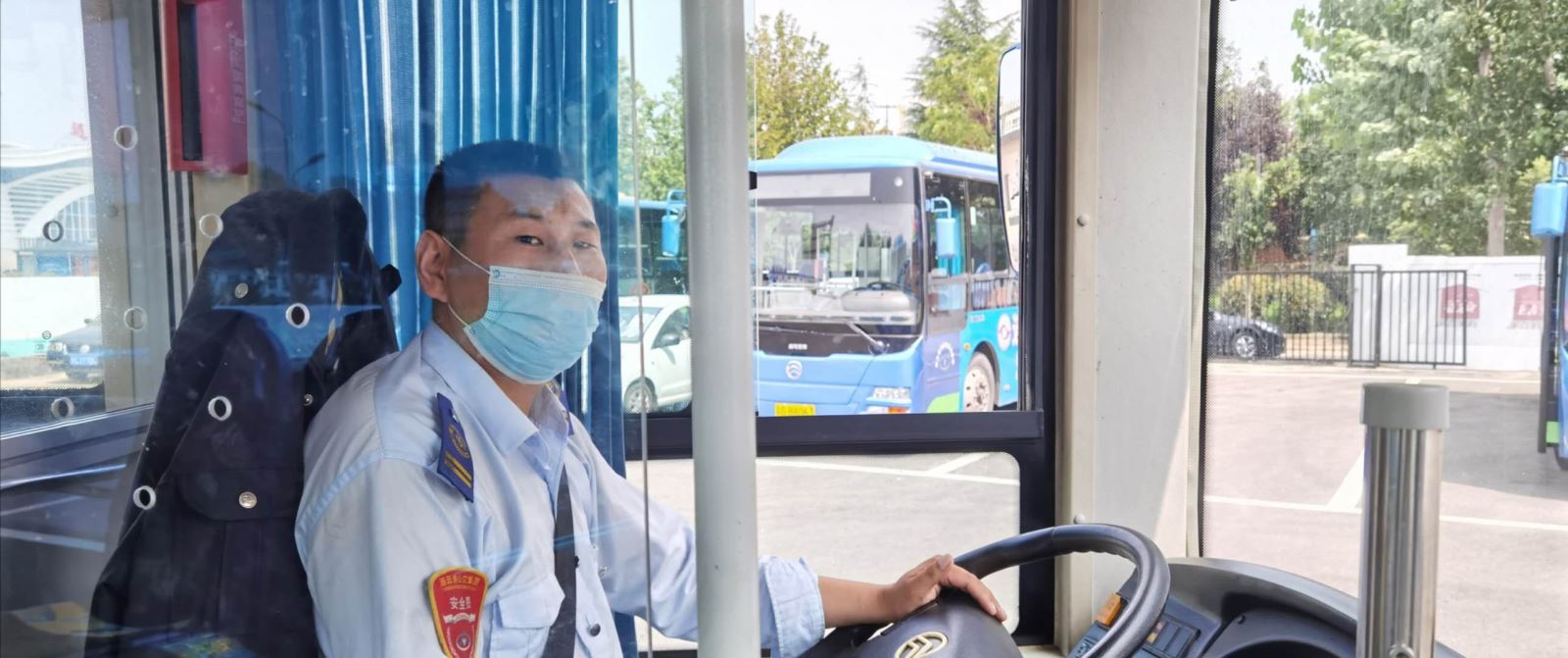 公交集團公交事業一部 11路駕駛員楊波拾金不昧受表揚