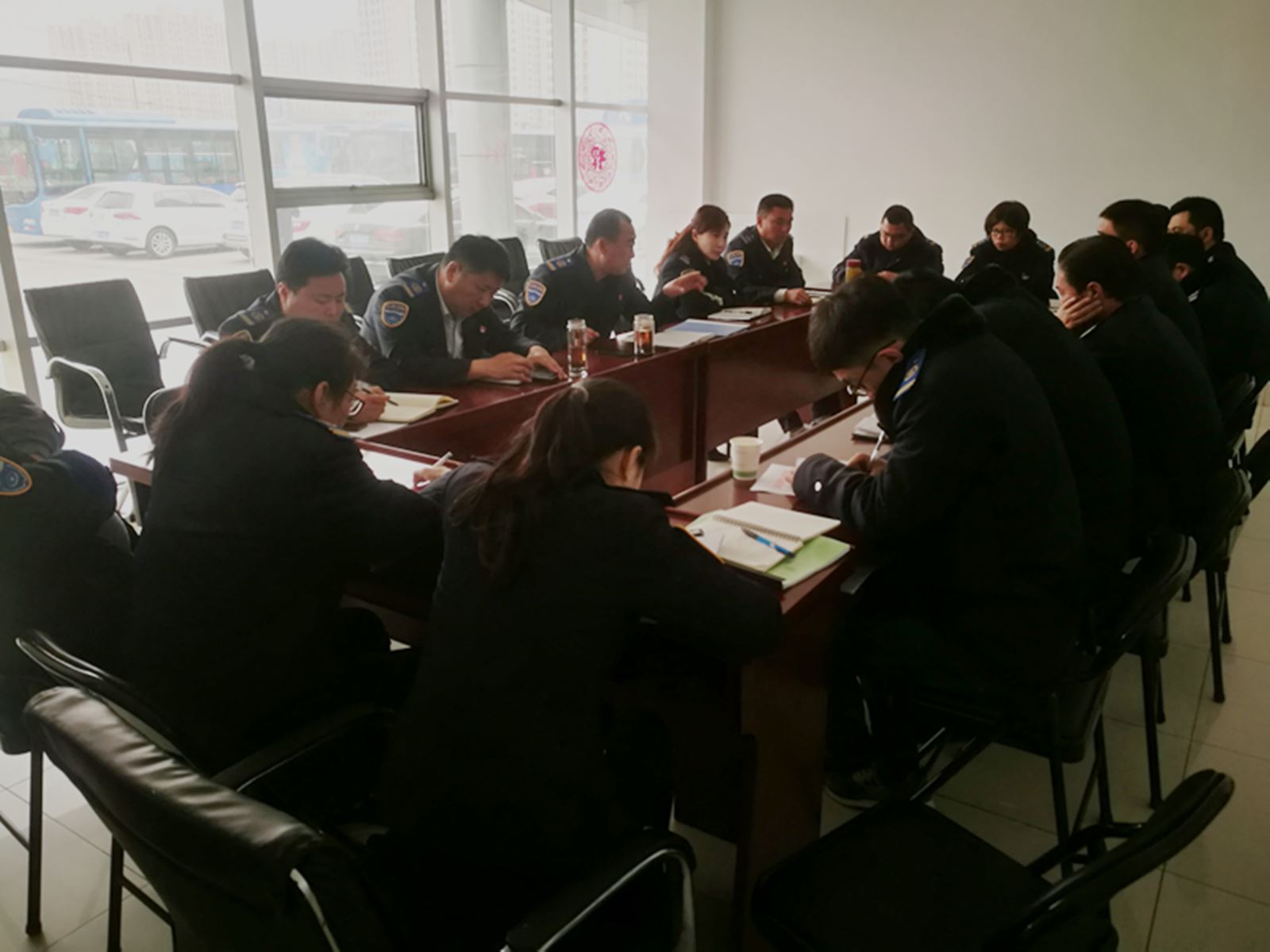 公交集團(tuán)經(jīng)營(yíng)發(fā)展事業(yè)部召開“安全生產(chǎn)、優(yōu)質(zhì)服務(wù)”動(dòng)員部署會(huì)