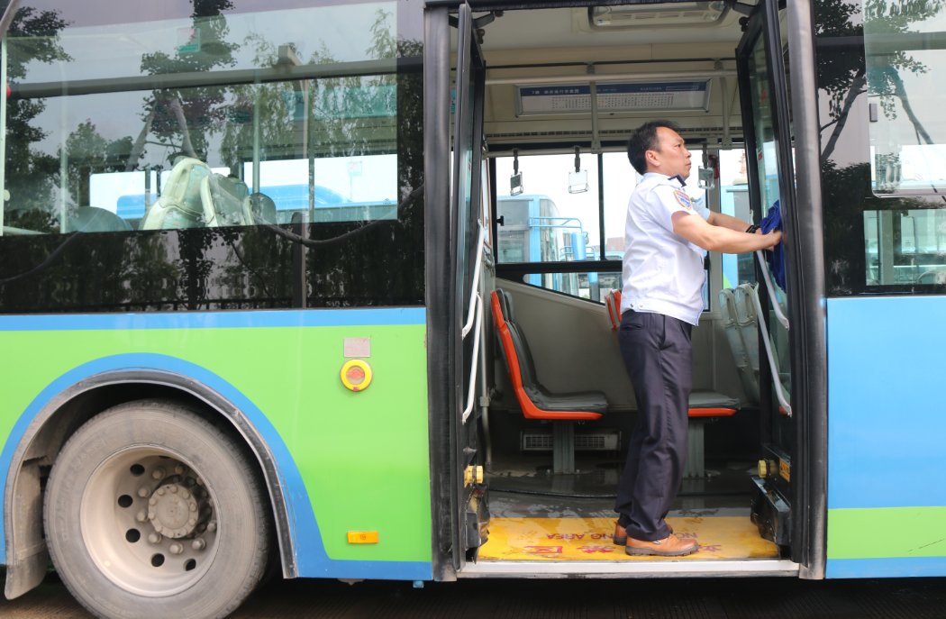公交集團快速公司清洗B1K車輛為創建文明城市助力