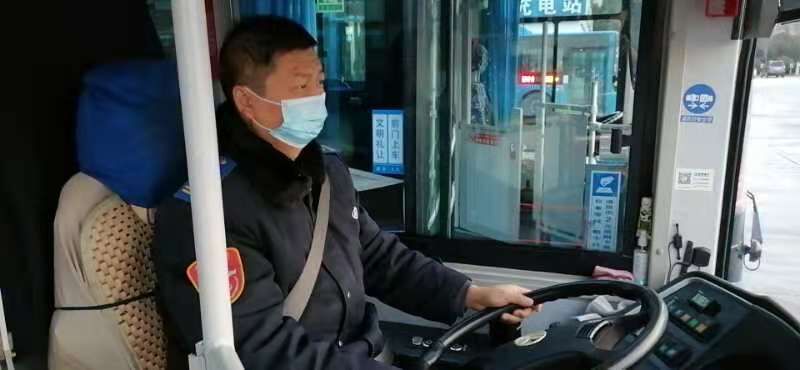 公交集團公交事業一部22路駕駛員周君拾金不昧受表揚