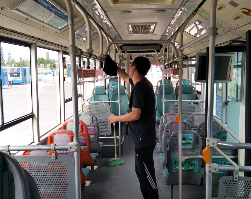 公交集團(tuán)經(jīng)營(yíng)發(fā)展事業(yè)部開(kāi)展清潔車(chē)輛衛(wèi)生活動(dòng)