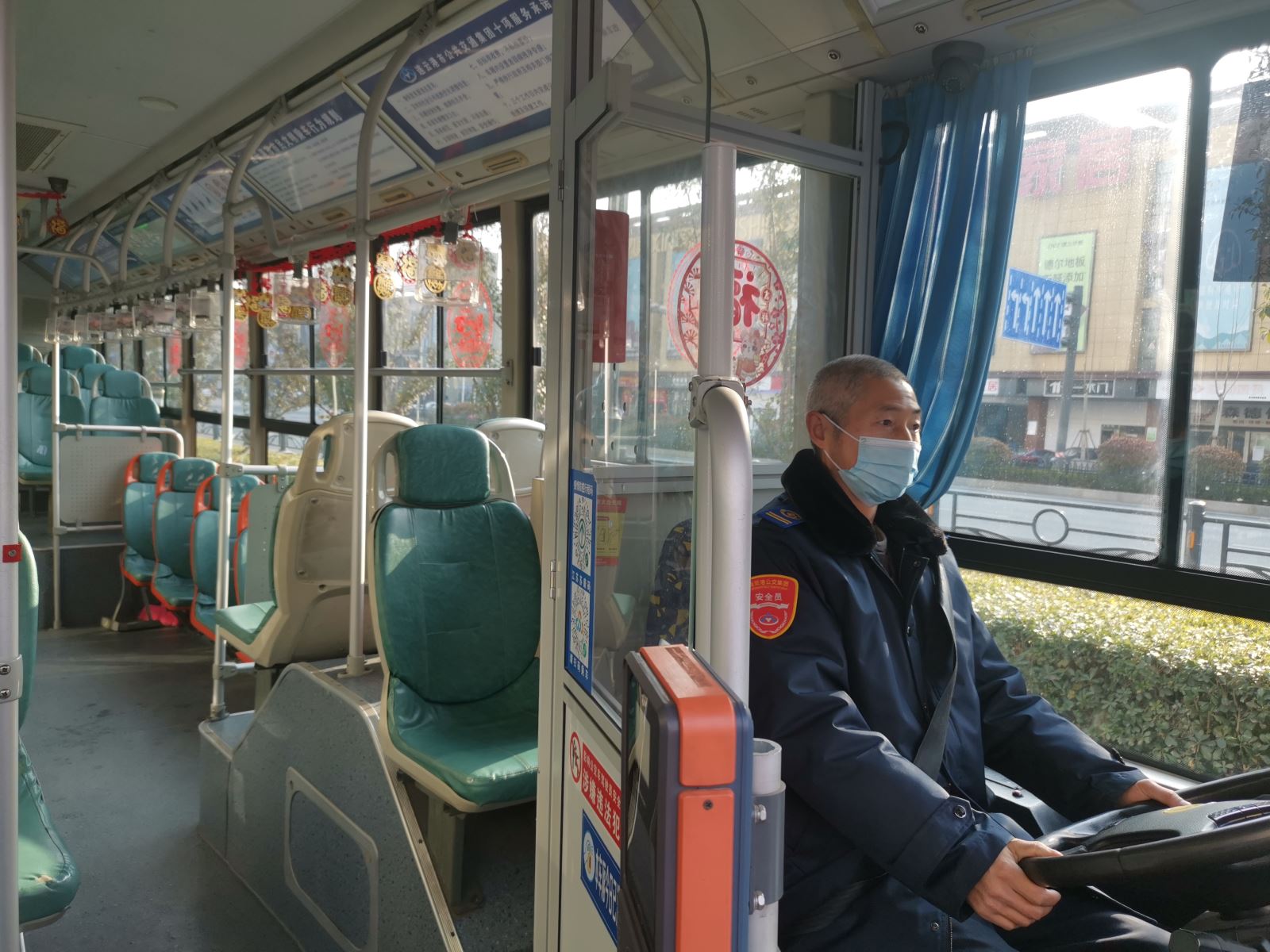 扮靚車廂迎新春  BRT車內(nèi)年味濃